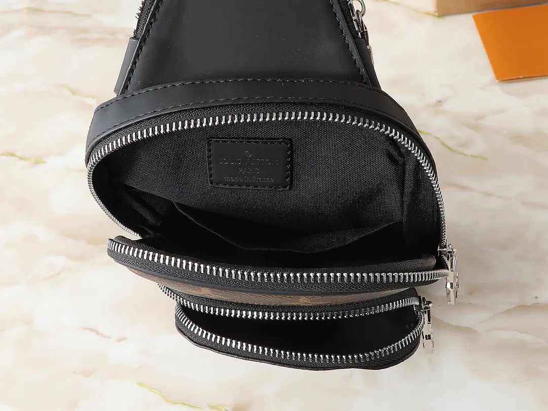 💰240💰Upgraded from the original M11703 M47137. This Avenue small shoulder bag is made of Monogram Eclipse coated canvas and explores the trend of cross-body travel with its exquisite configuration. An interior pocket in the main compartment ensures secure storage, while an exterior zippered pocket provides easy access to frequently used items. There is a triangular zipper pocket where the shoulder strap connects to the handbag. 16.0 x 33.0 x 5.7 cm (length x height x width)
