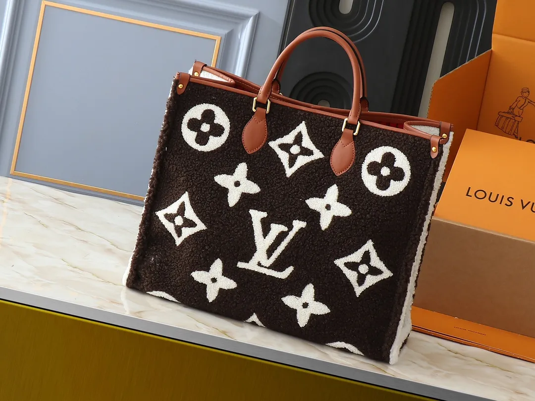 💰260💰Upgraded from the original M44571 M45039 M45321 This Onthego medium handbag is decorated with classic Monogram canvas and Monogram Reverse canvas on both sides, showing different styles at will. Toron's dual handles and shoulder strap allow for a variety of carrying options. Dimensions: 41.0 x 34.0 x 19.0 cm (length x height x width)