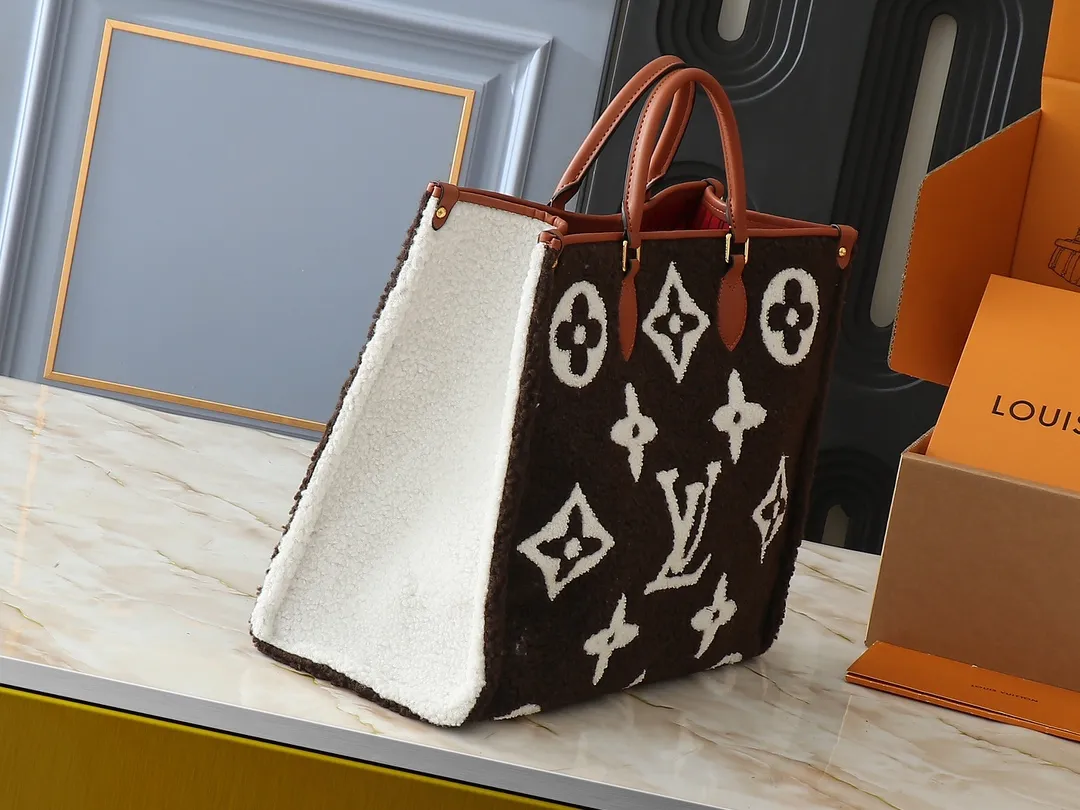 💰260💰Upgraded from the original M44571 M45039 M45321 This Onthego medium handbag is decorated with classic Monogram canvas and Monogram Reverse canvas on both sides, showing different styles at will. Toron's dual handles and shoulder strap allow for a variety of carrying options. Dimensions: 41.0 x 34.0 x 19.0 cm (length x height x width)