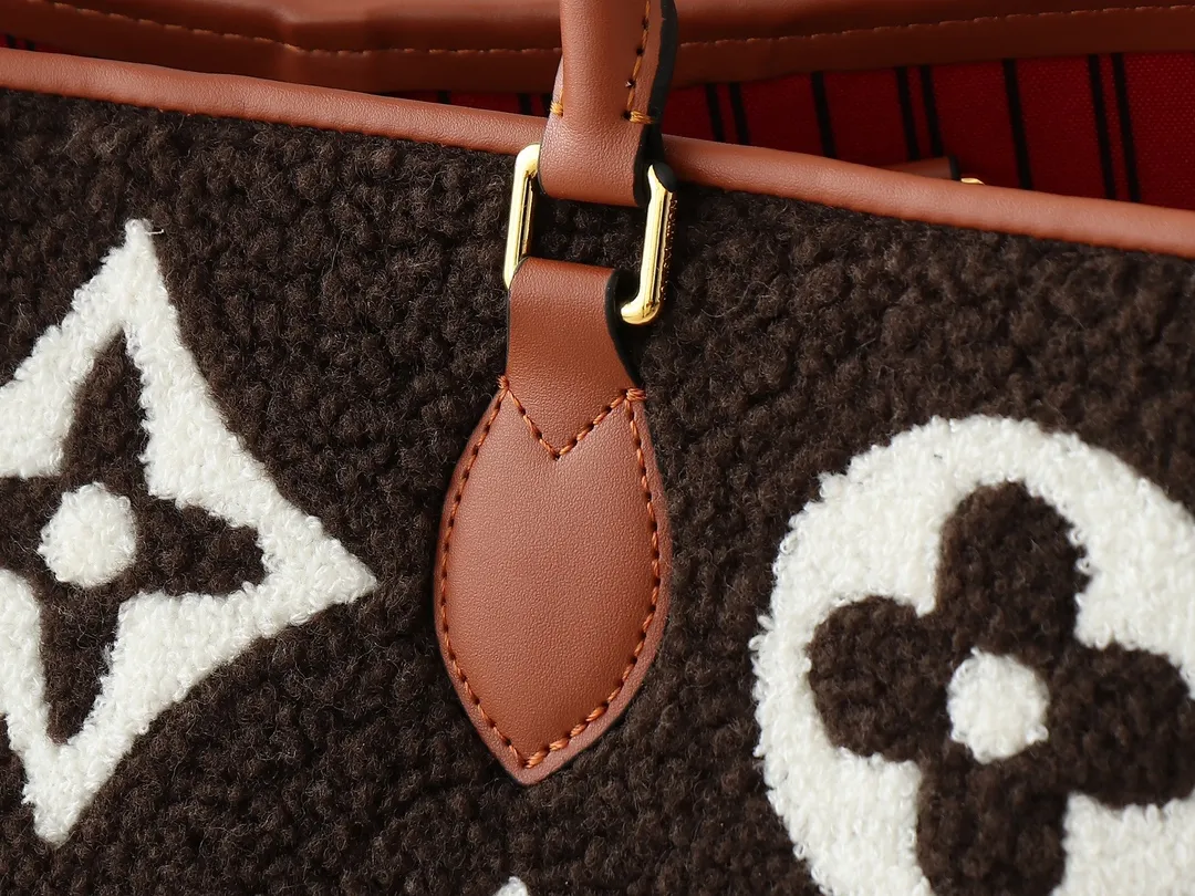 💰260💰Upgraded from the original M44571 M45039 M45321 This Onthego medium handbag is decorated with classic Monogram canvas and Monogram Reverse canvas on both sides, showing different styles at will. Toron's dual handles and shoulder strap allow for a variety of carrying options. Dimensions: 41.0 x 34.0 x 19.0 cm (length x height x width)