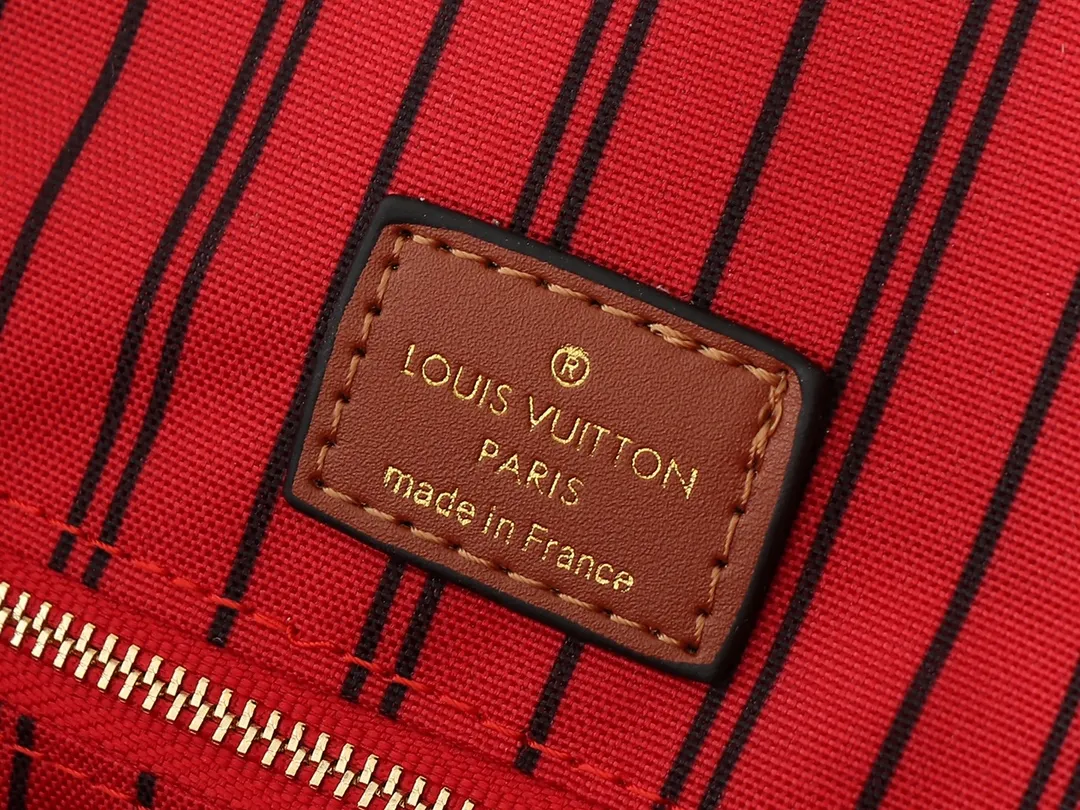 💰260💰Upgraded from the original M44571 M45039 M45321 This Onthego medium handbag is decorated with classic Monogram canvas and Monogram Reverse canvas on both sides, showing different styles at will. Toron's dual handles and shoulder strap allow for a variety of carrying options. Dimensions: 41.0 x 34.0 x 19.0 cm (length x height x width)