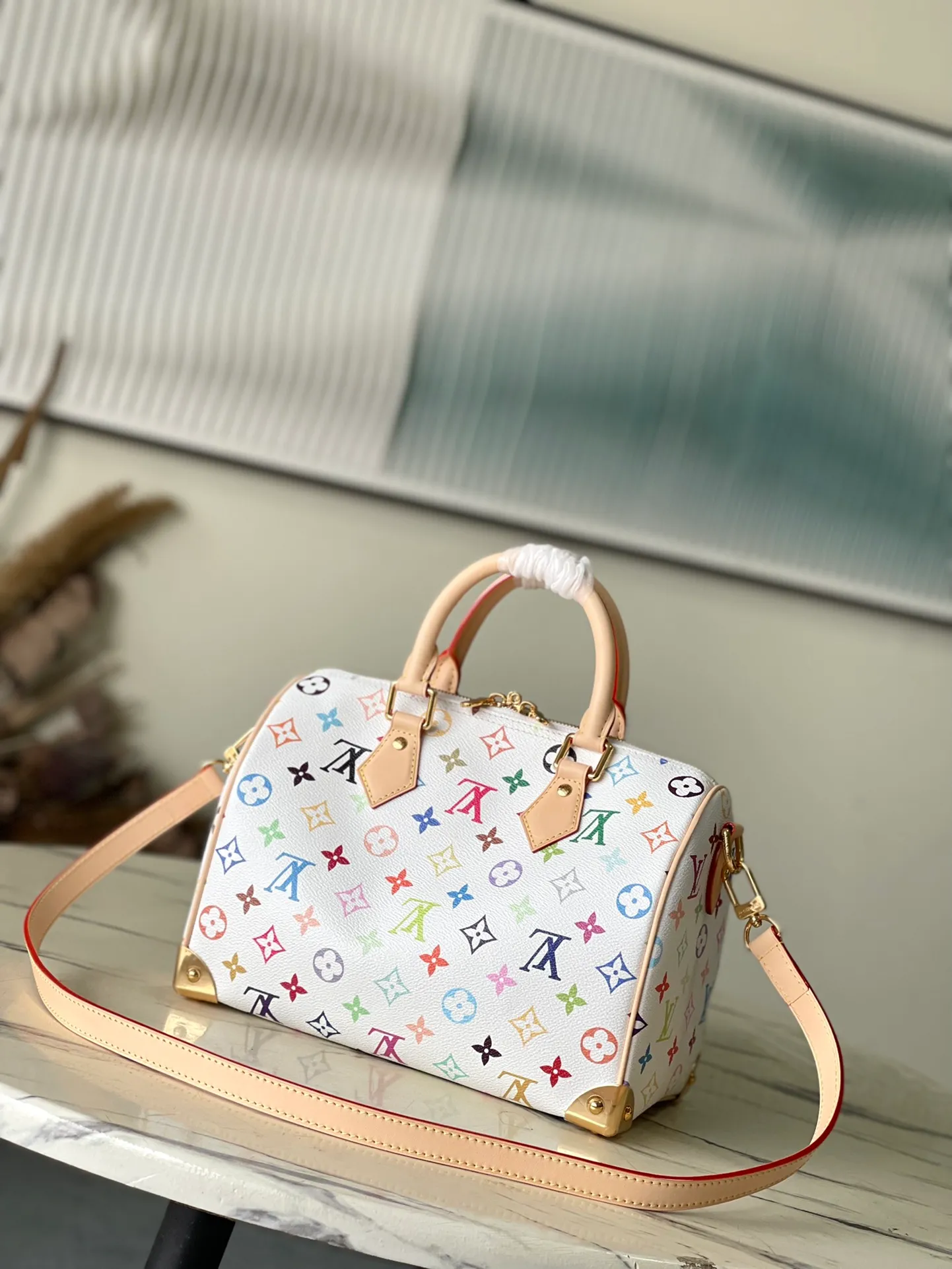 💰1140 Top original order M13085 This Speedy Bandouliere25 handbag renders the classic Monogram pattern with the bright colors of Japanese artist Takashi Murakami. Together with the bow-shaped key bag, it highlights the smart style of the Louis Vuitton × Murakami collaboration series. The Toron handle and detachable and adjustable shoulder strap are fashioned from calf leather, and the dazzling padlock and corners are a reference to the brand's luggage elements. Dimensions: 25 × 19 × 15 cm