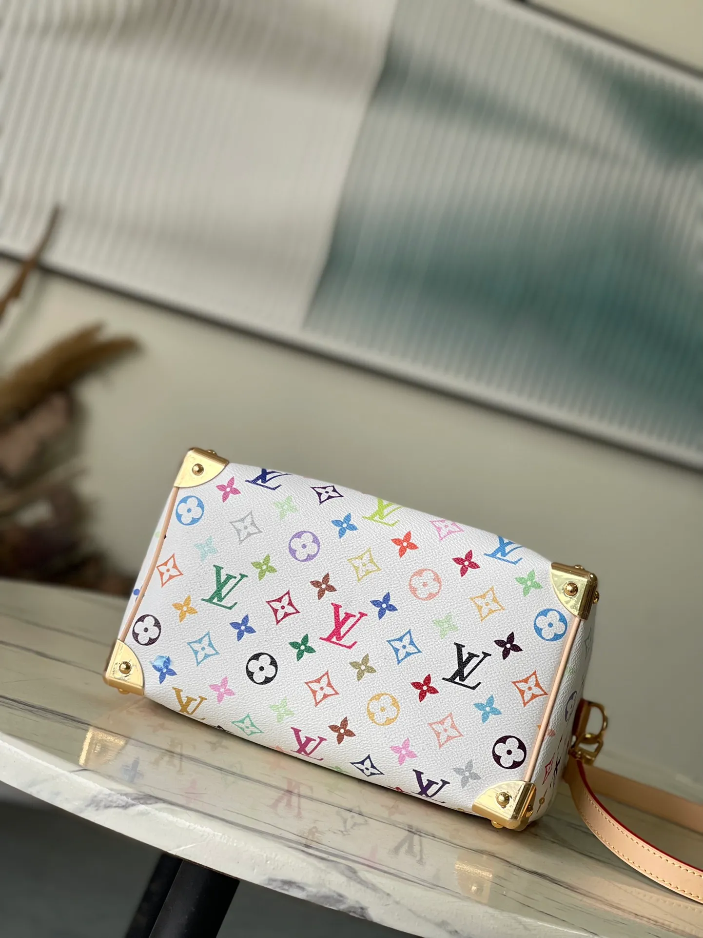 💰1140 Top original order M13085 This Speedy Bandouliere25 handbag renders the classic Monogram pattern with the bright colors of Japanese artist Takashi Murakami. Together with the bow-shaped key bag, it highlights the smart style of the Louis Vuitton × Murakami collaboration series. The Toron handle and detachable and adjustable shoulder strap are fashioned from calf leather, and the dazzling padlock and corners are a reference to the brand's luggage elements. Dimensions: 25 × 19 × 15 cm
