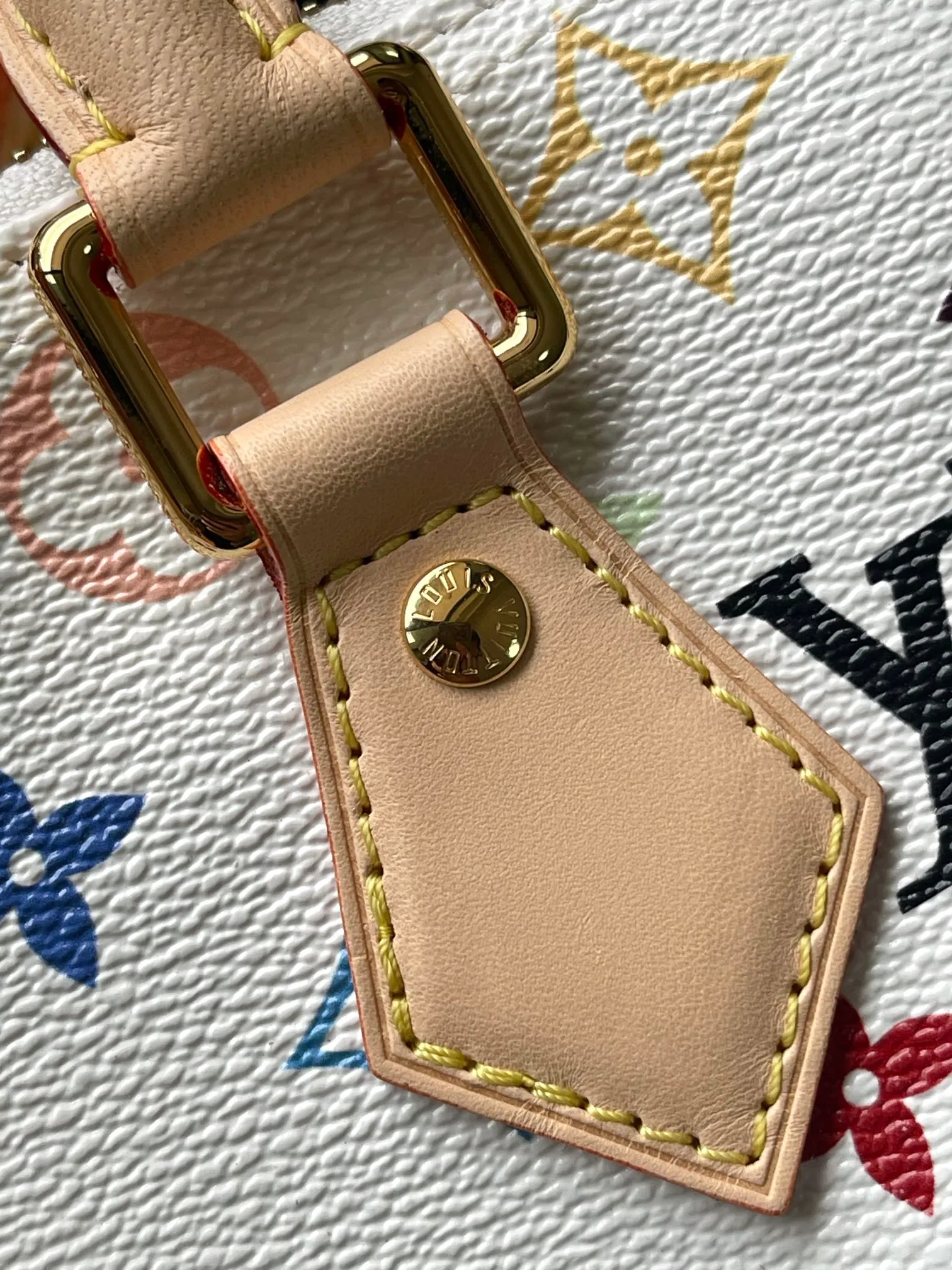 💰1140 Top original order M13085 This Speedy Bandouliere25 handbag renders the classic Monogram pattern with the bright colors of Japanese artist Takashi Murakami. Together with the bow-shaped key bag, it highlights the smart style of the Louis Vuitton × Murakami collaboration series. The Toron handle and detachable and adjustable shoulder strap are fashioned from calf leather, and the dazzling padlock and corners are a reference to the brand's luggage elements. Dimensions: 25 × 19 × 15 cm
