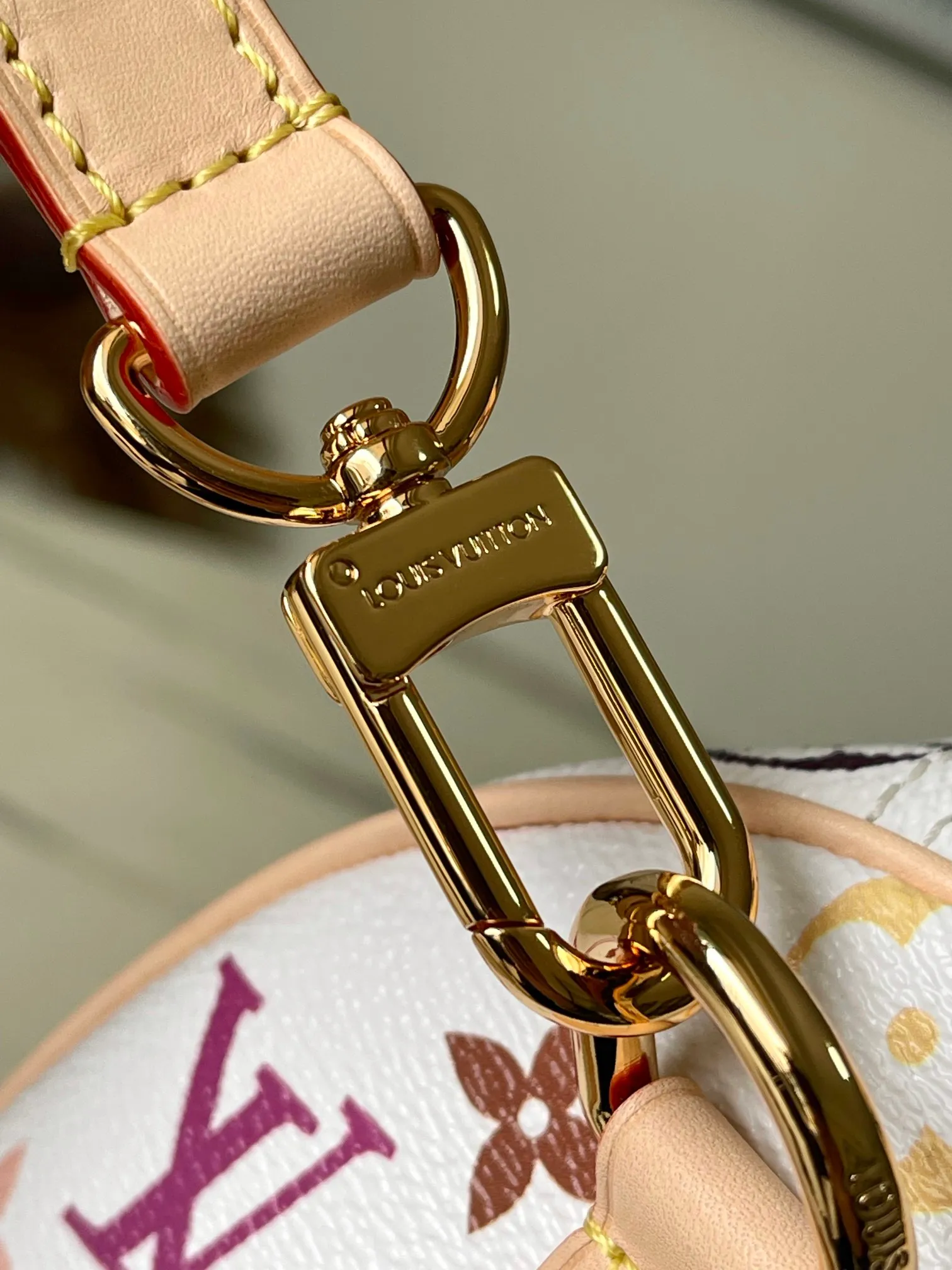 💰1140 Top original order M13085 This Speedy Bandouliere25 handbag renders the classic Monogram pattern with the bright colors of Japanese artist Takashi Murakami. Together with the bow-shaped key bag, it highlights the smart style of the Louis Vuitton × Murakami collaboration series. The Toron handle and detachable and adjustable shoulder strap are fashioned from calf leather, and the dazzling padlock and corners are a reference to the brand's luggage elements. Dimensions: 25 × 19 × 15 cm