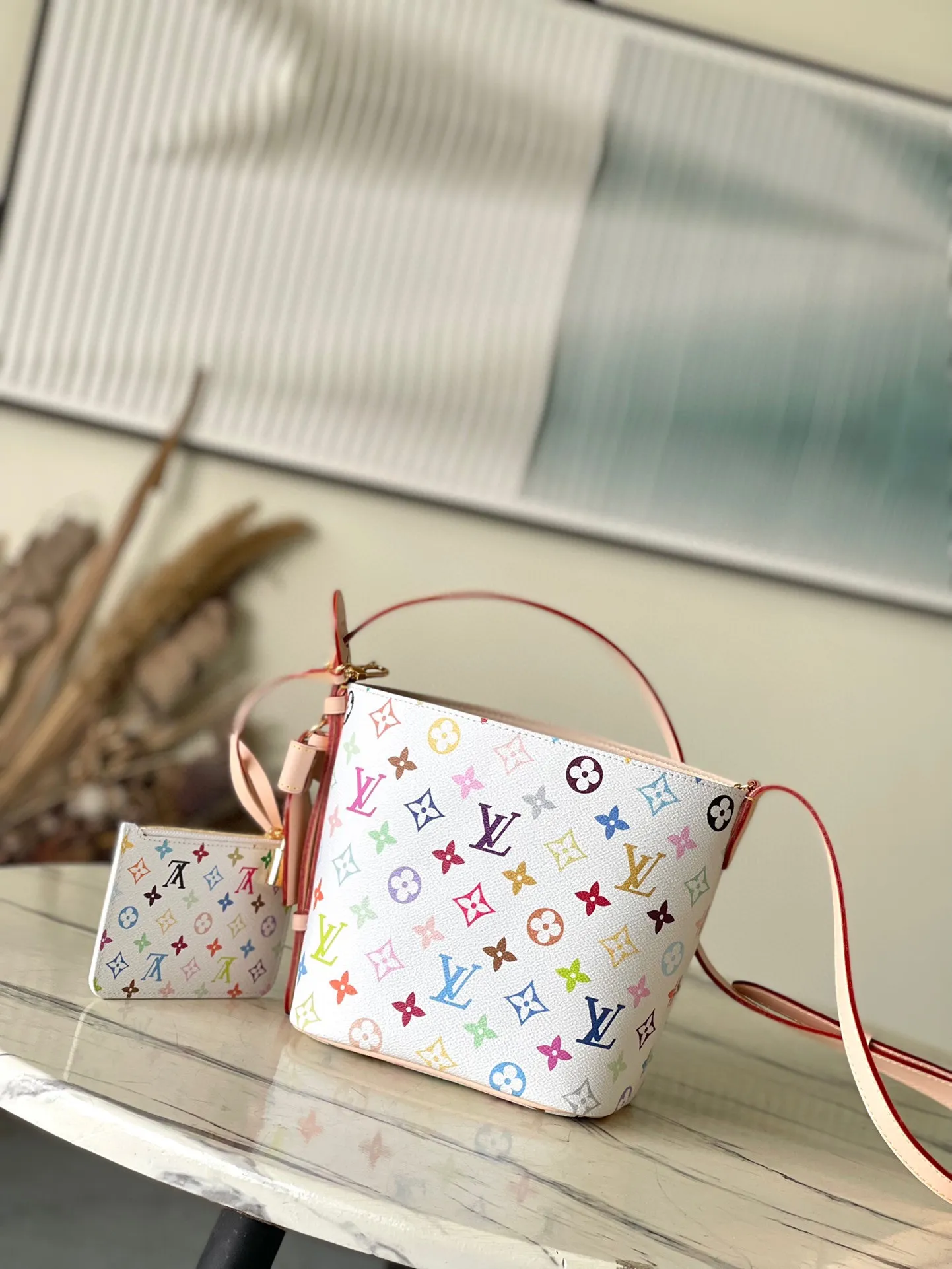 💰920 Top Original Order M13089 This AlnBB handbag conveys the playful style of the Louis Vuitton x Murakami reissue series with smart details. Monogram coated canvas presents the artist’s colorful rainbow tones, and the name tag is decorated with bows and padlocks. With the adjustable cowhide handle and leather shoulder strap, it can be carried by hand, shoulder or cross-body. Dimensions: 16 × 18 × 12 cm