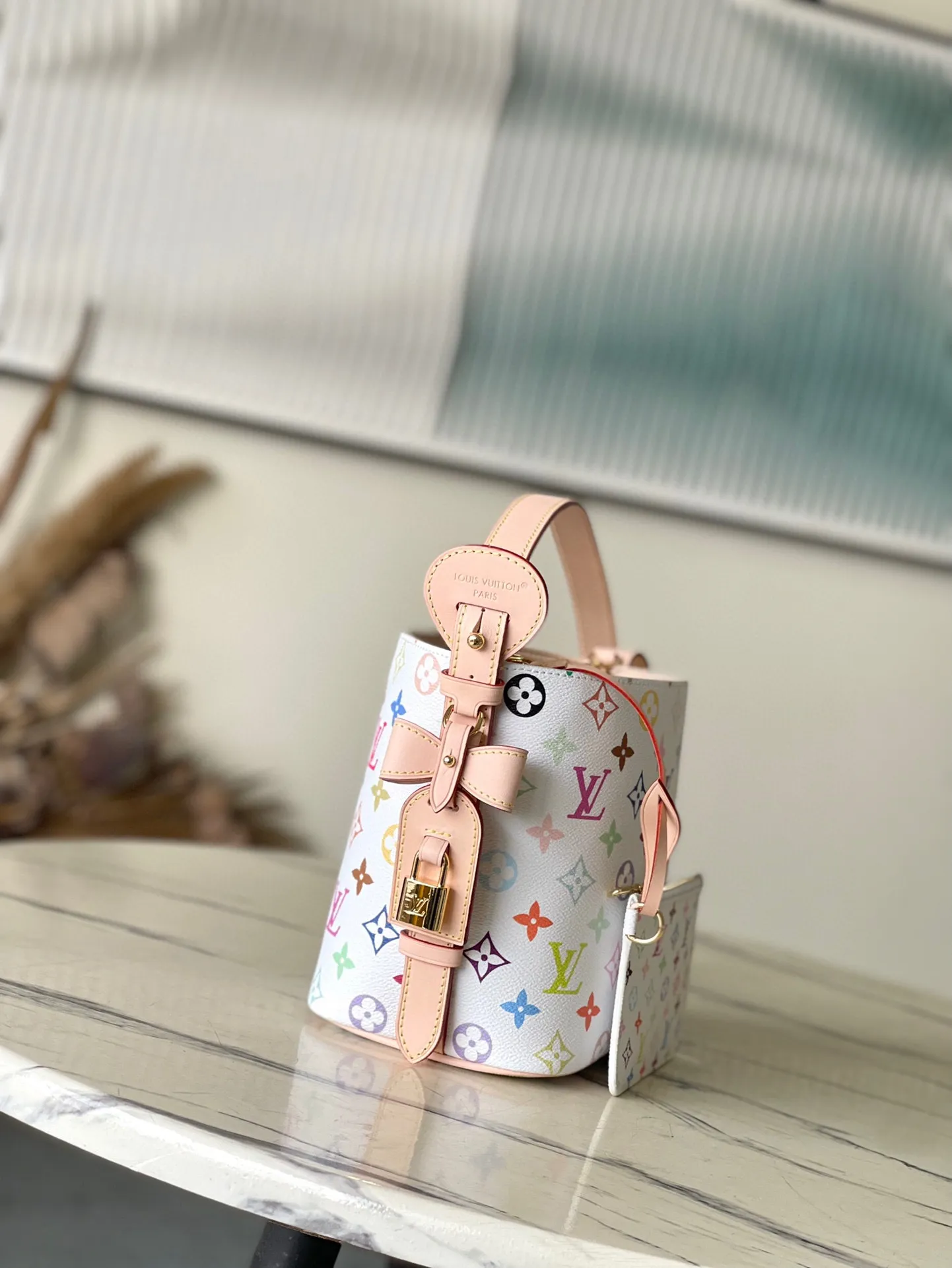 💰920 Top Original Order M13089 This AlnBB handbag conveys the playful style of the Louis Vuitton x Murakami reissue series with smart details. Monogram coated canvas presents the artist’s colorful rainbow tones, and the name tag is decorated with bows and padlocks. With the adjustable cowhide handle and leather shoulder strap, it can be carried by hand, shoulder or cross-body. Dimensions: 16 × 18 × 12 cm