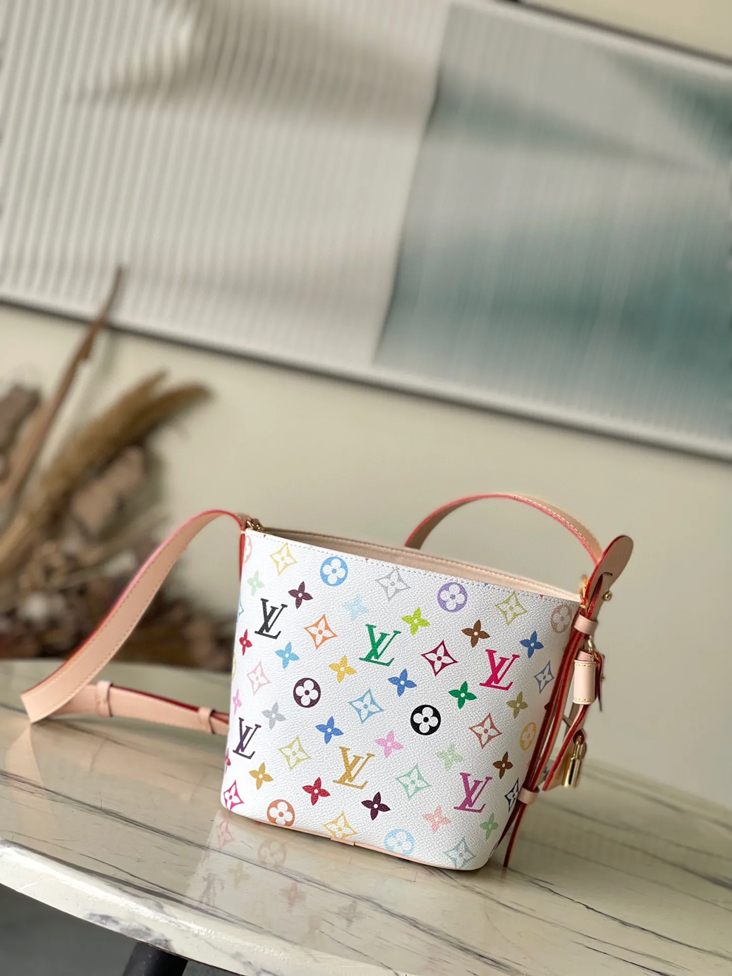 💰920 Top Original Order M13089 This AlnBB handbag conveys the playful style of the Louis Vuitton x Murakami reissue series with smart details. Monogram coated canvas presents the artist’s colorful rainbow tones, and the name tag is decorated with bows and padlocks. With the adjustable cowhide handle and leather shoulder strap, it can be carried by hand, shoulder or cross-body. Dimensions: 16 × 18 × 12 cm