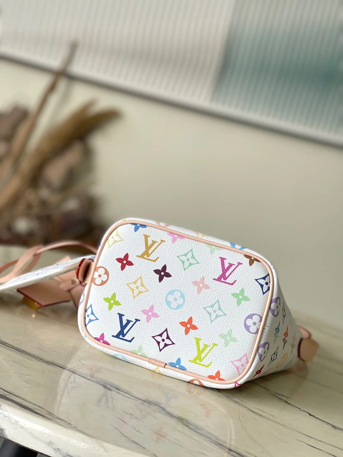 💰920 Top Original Order M13089 This AlnBB handbag conveys the playful style of the Louis Vuitton x Murakami reissue series with smart details. Monogram coated canvas presents the artist’s colorful rainbow tones, and the name tag is decorated with bows and padlocks. With the adjustable cowhide handle and leather shoulder strap, it can be carried by hand, shoulder or cross-body. Dimensions: 16 × 18 × 12 cm