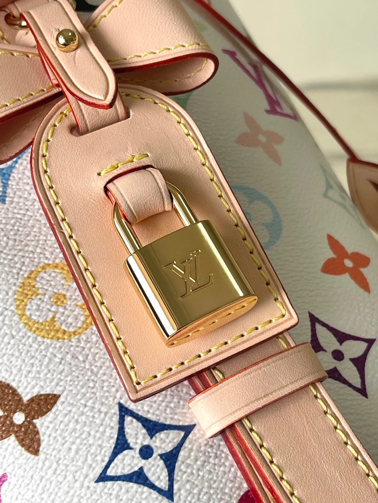 💰920 Top Original Order M13089 This AlnBB handbag conveys the playful style of the Louis Vuitton x Murakami reissue series with smart details. Monogram coated canvas presents the artist’s colorful rainbow tones, and the name tag is decorated with bows and padlocks. With the adjustable cowhide handle and leather shoulder strap, it can be carried by hand, shoulder or cross-body. Dimensions: 16 × 18 × 12 cm