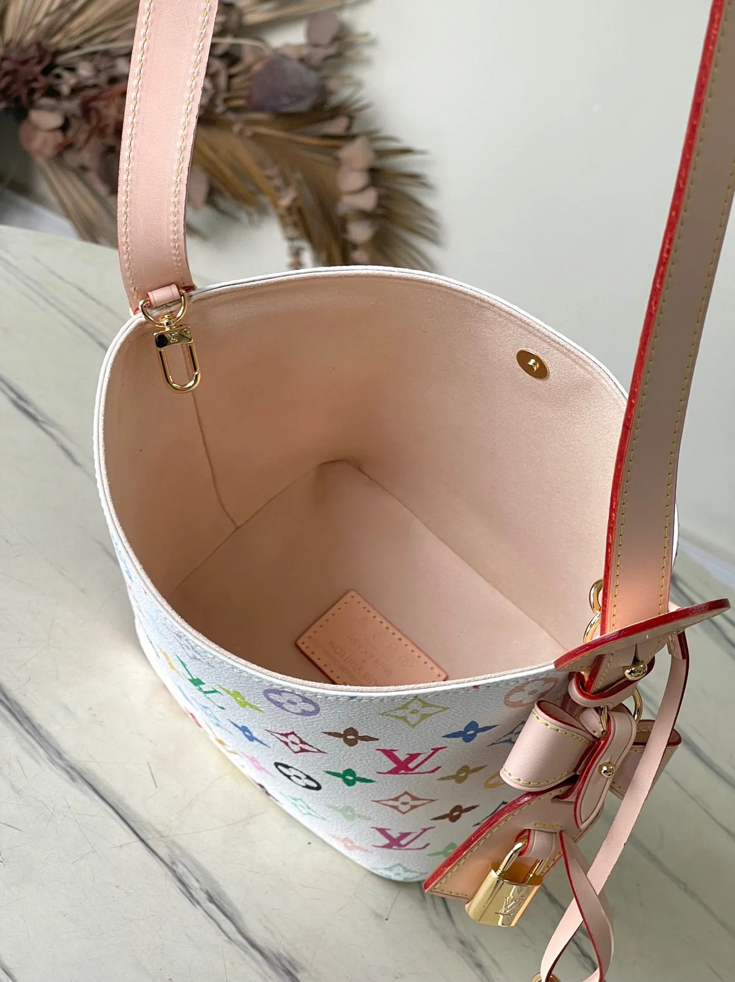 💰920 Top Original Order M13089 This AlnBB handbag conveys the playful style of the Louis Vuitton x Murakami reissue series with smart details. Monogram coated canvas presents the artist’s colorful rainbow tones, and the name tag is decorated with bows and padlocks. With the adjustable cowhide handle and leather shoulder strap, it can be carried by hand, shoulder or cross-body. Dimensions: 16 × 18 × 12 cm