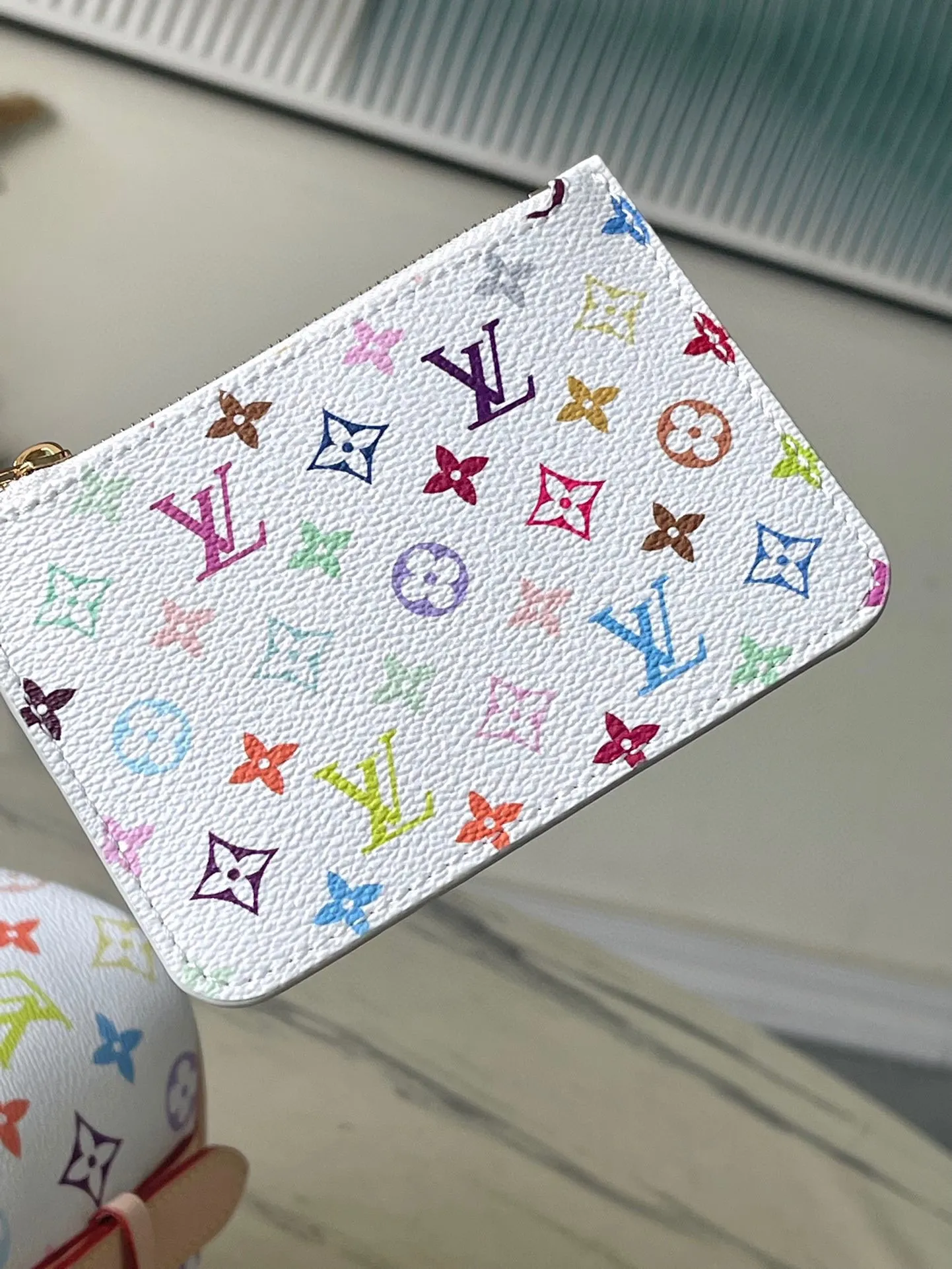 💰920 Top Original Order M13089 This AlnBB handbag conveys the playful style of the Louis Vuitton x Murakami reissue series with smart details. Monogram coated canvas presents the artist’s colorful rainbow tones, and the name tag is decorated with bows and padlocks. With the adjustable cowhide handle and leather shoulder strap, it can be carried by hand, shoulder or cross-body. Dimensions: 16 × 18 × 12 cm