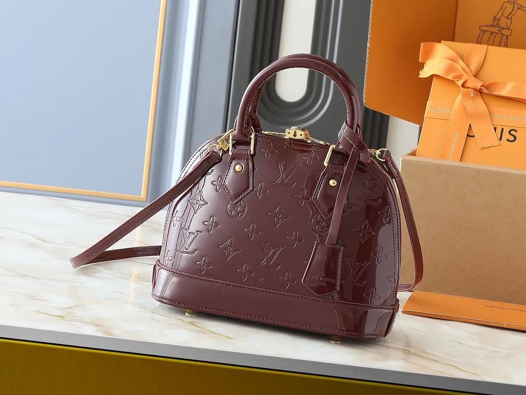 💰240💰Upgraded from the original model, the same patent leather series 53152.91606Alma BB 40302, 93595, handbags are derived from the classic Louis Vuitton bag designed in 1934. This compact bag easily holds keys, wallet, smartphone and lipstick. Detachable shoulder strap for cross-body wear. This modern version of the bag continues its classic silhouette, in Epi leather in bright and inspiring colours, dimensions: 25x19x11