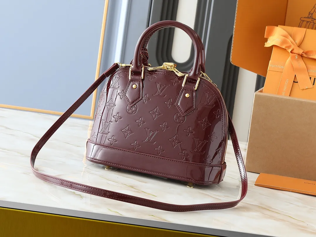 💰240💰Upgraded from the original model, the same patent leather series 53152.91606Alma BB 40302, 93595, handbags are derived from the classic Louis Vuitton bag designed in 1934. This compact bag easily holds keys, wallet, smartphone and lipstick. Detachable shoulder strap for cross-body wear. This modern version of the bag continues its classic silhouette, in Epi leather in bright and inspiring colours, dimensions: 25x19x11