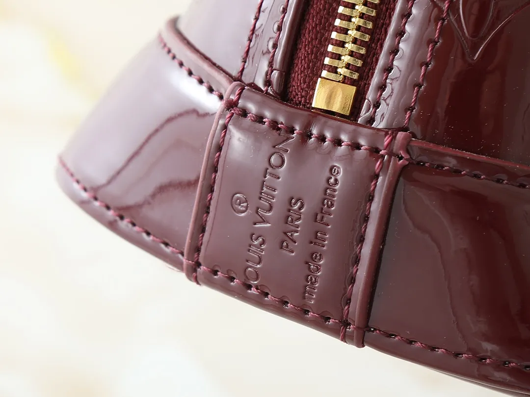 💰240💰Upgraded from the original model, the same patent leather series 53152.91606Alma BB 40302, 93595, handbags are derived from the classic Louis Vuitton bag designed in 1934. This compact bag easily holds keys, wallet, smartphone and lipstick. Detachable shoulder strap for cross-body wear. This modern version of the bag continues its classic silhouette, in Epi leather in bright and inspiring colours, dimensions: 25x19x11