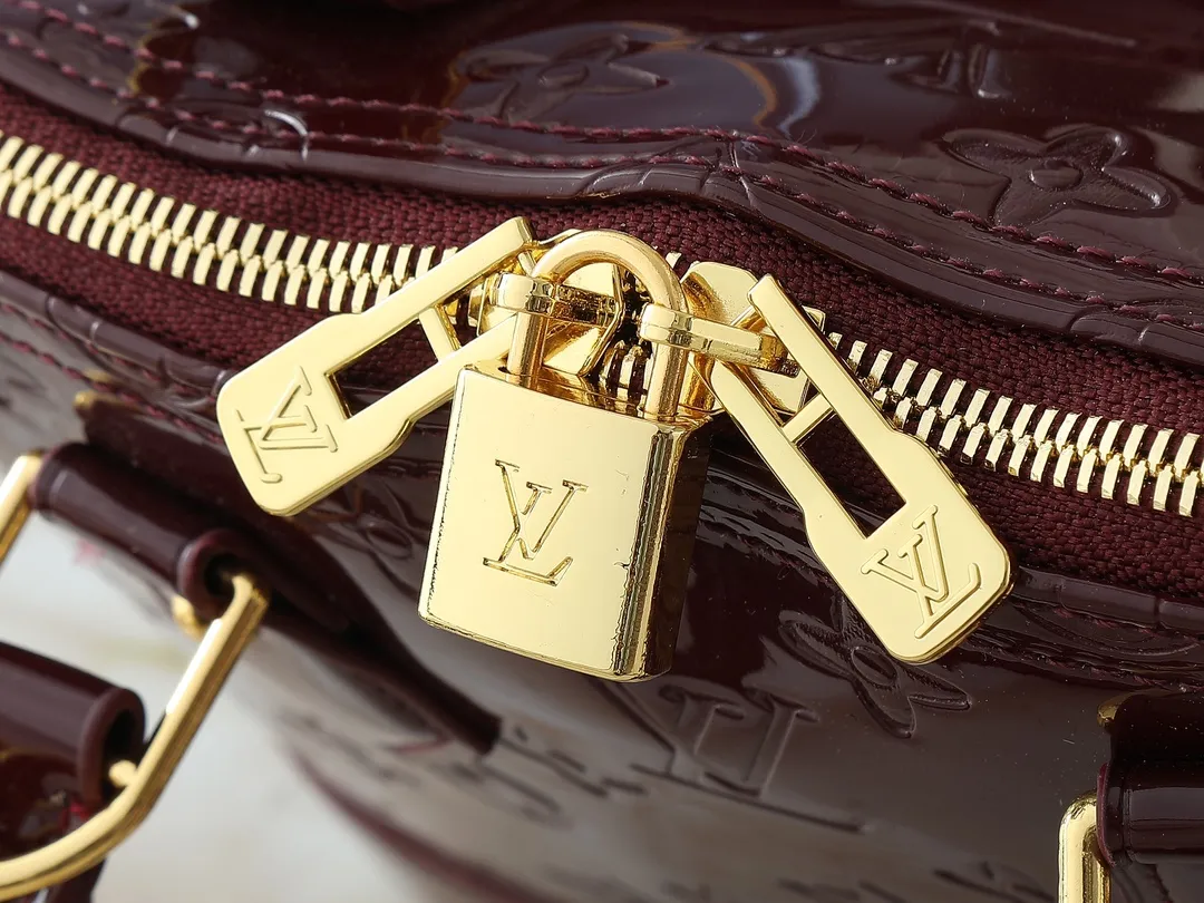 💰240💰Upgraded from the original model, the same patent leather series 53152.91606Alma BB 40302, 93595, handbags are derived from the classic Louis Vuitton bag designed in 1934. This compact bag easily holds keys, wallet, smartphone and lipstick. Detachable shoulder strap for cross-body wear. This modern version of the bag continues its classic silhouette, in Epi leather in bright and inspiring colours, dimensions: 25x19x11