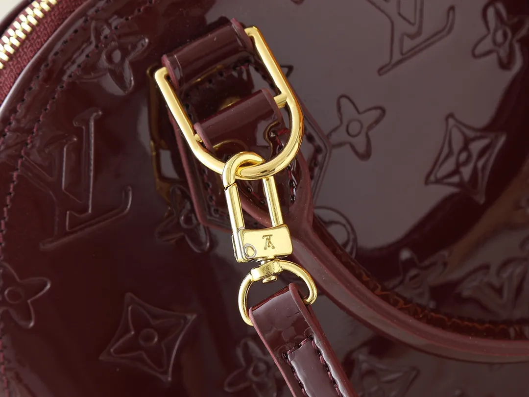 💰240💰Upgraded from the original model, the same patent leather series 53152.91606Alma BB 40302, 93595, handbags are derived from the classic Louis Vuitton bag designed in 1934. This compact bag easily holds keys, wallet, smartphone and lipstick. Detachable shoulder strap for cross-body wear. This modern version of the bag continues its classic silhouette, in Epi leather in bright and inspiring colours, dimensions: 25x19x11