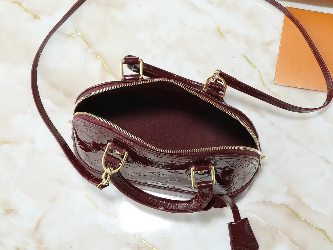 💰240💰Upgraded from the original model, the same patent leather series 53152.91606Alma BB 40302, 93595, handbags are derived from the classic Louis Vuitton bag designed in 1934. This compact bag easily holds keys, wallet, smartphone and lipstick. Detachable shoulder strap for cross-body wear. This modern version of the bag continues its classic silhouette, in Epi leather in bright and inspiring colours, dimensions: 25x19x11