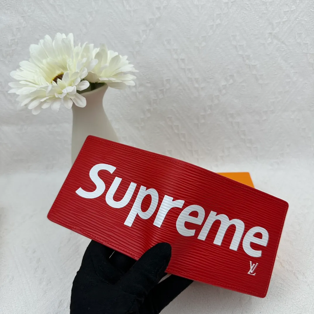 P90 top original M67542 short clip incorporates Supreme's iconic rectangular Box logo into the new Monogram pattern. In addition to the strong cooperation between the two fashion symbols, this special collaboration also symbolizes the passionate dance of New York street style and Louis Vuitton's French elegance. Louis Vuitton has embarked on a creative journey of integrating different things to create new highlights. Size: 12cm*8cm