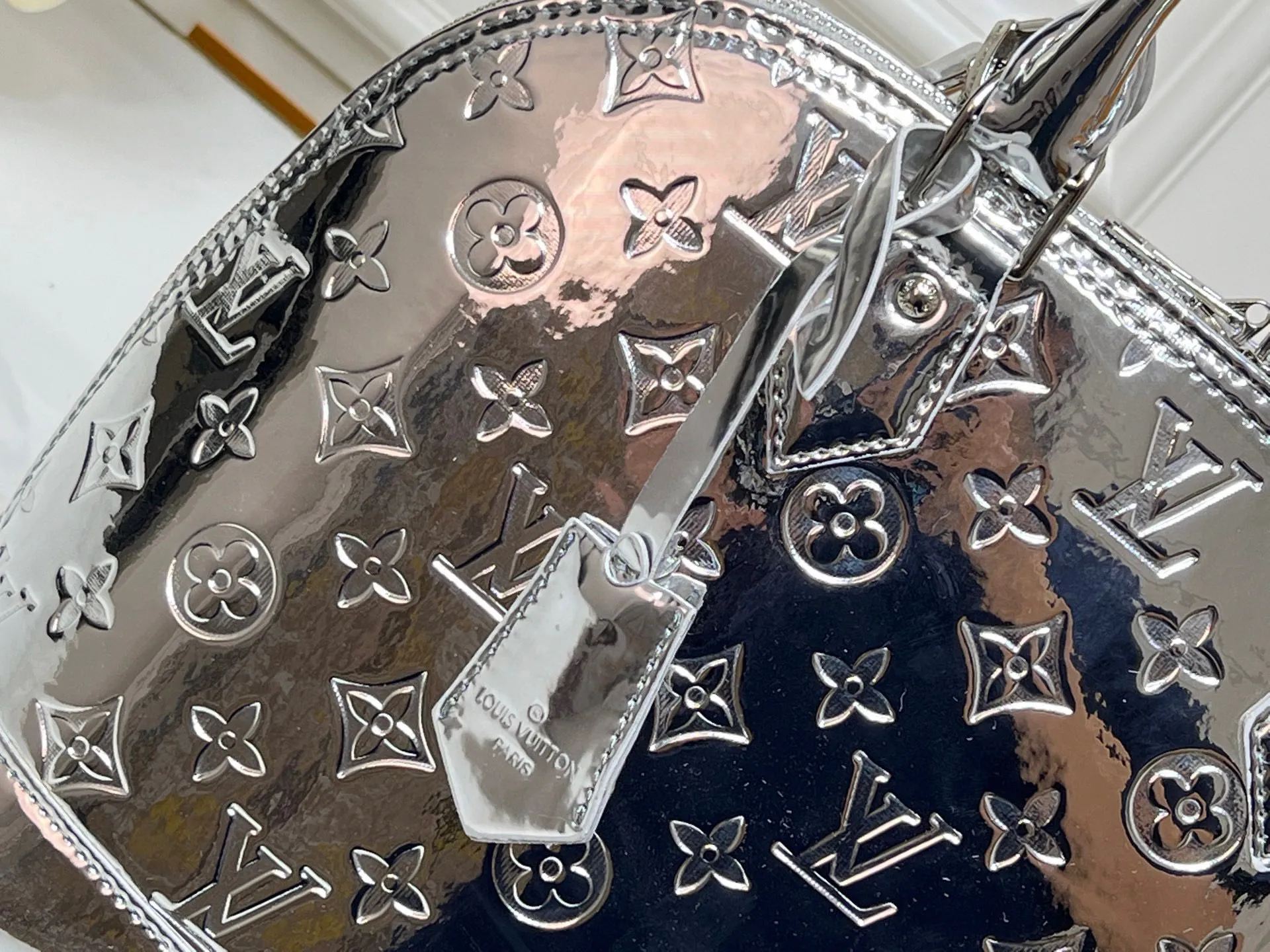 Batch 280💰M11835 M53151 The Alma large handbag in the LVSki series draws inspiration from the Louis Vuitton archive hard box. The large Monogram embossed coated canvas renders the new Monogram Miroir effect, highlighting the concept of retro futurism. Spacious interior patch pockets ensure organized storage. Size: 39x30x19cm