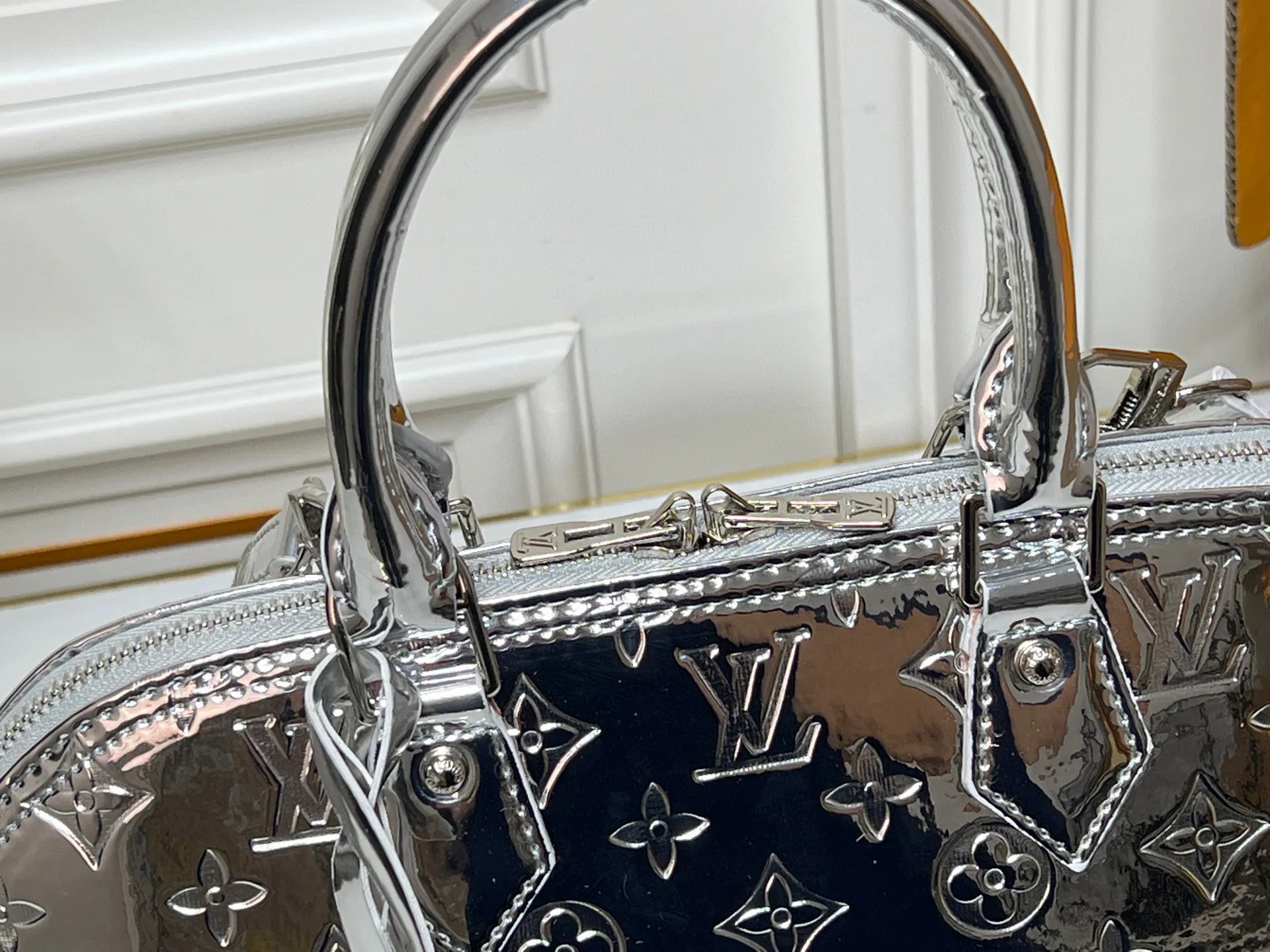 Batch 280💰M11835 M53151 The Alma large handbag in the LVSki series draws inspiration from the Louis Vuitton archive hard box. The large Monogram embossed coated canvas renders the new Monogram Miroir effect, highlighting the concept of retro futurism. Spacious interior patch pockets ensure organized storage. Size: 39x30x19cm
