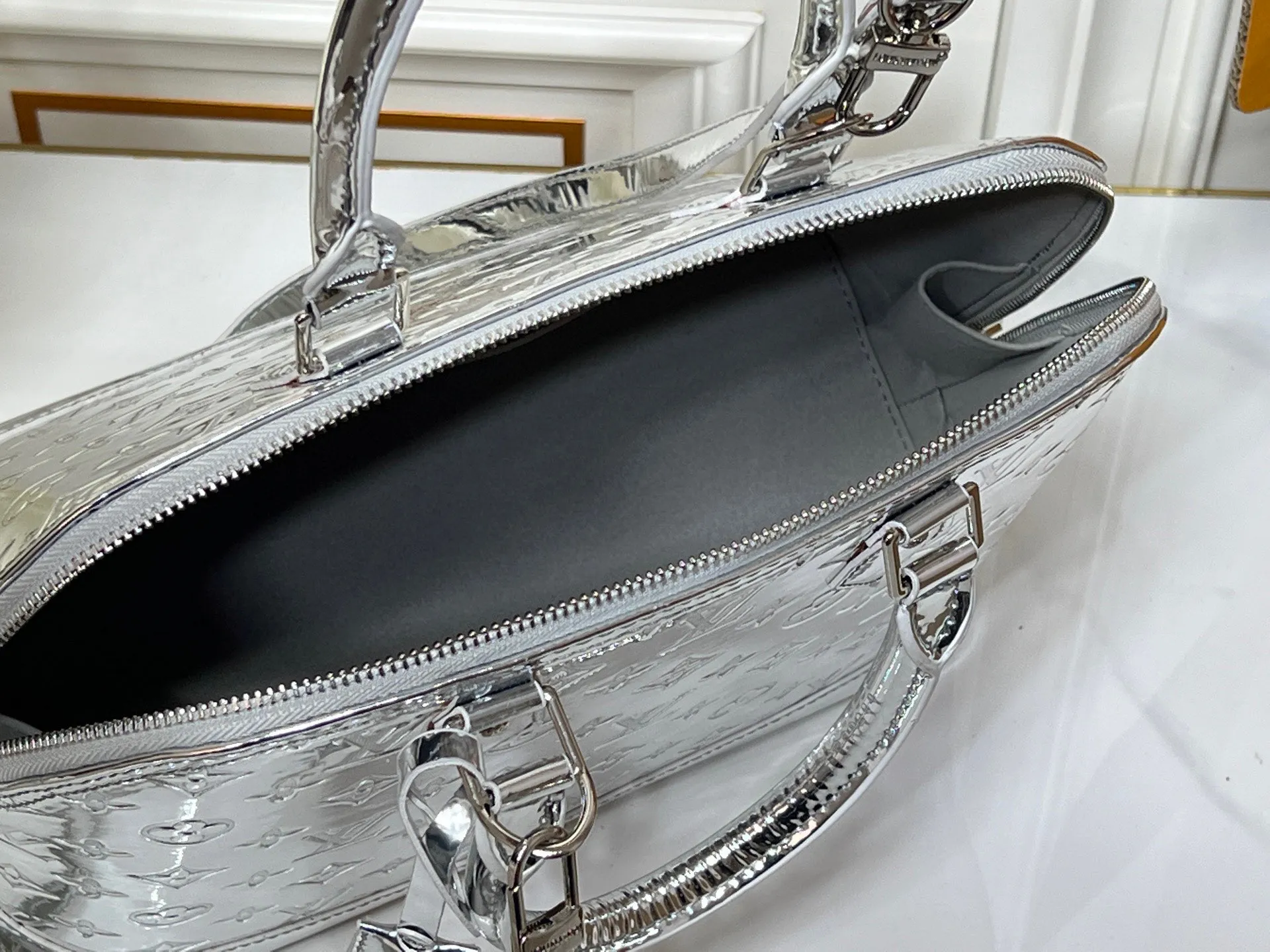 Batch 280💰M11835 M53151 The Alma large handbag in the LVSki series draws inspiration from the Louis Vuitton archive hard box. The large Monogram embossed coated canvas renders the new Monogram Miroir effect, highlighting the concept of retro futurism. Spacious interior patch pockets ensure organized storage. Size: 39x30x19cm