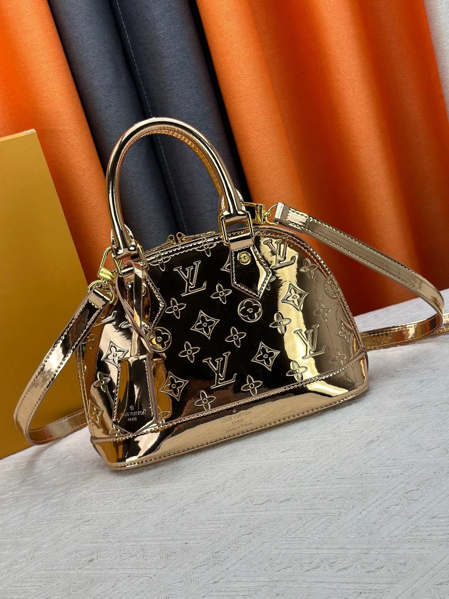 200 M11835 M53151 M53152 The Alma medium handbag of the LVSki series draws inspiration from the Louis Vuitton archive hard box, rendering the Monogram embossed coated canvas with a new Monogram Miroir effect, highlighting the concept of retro futurism. Spacious interior patch pockets ensure organized storage. Size: 23.5x17.5x11.5cm
