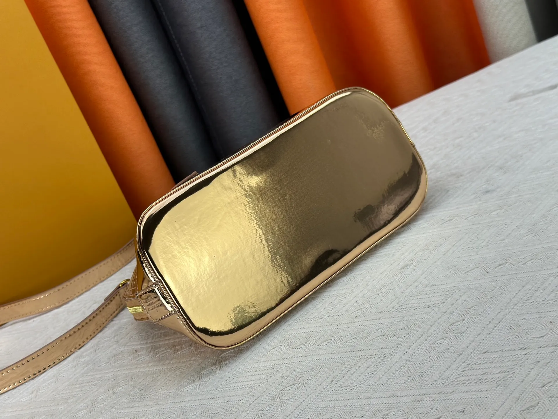 200 M11835 M53151 M53152 The Alma medium handbag of the LVSki series draws inspiration from the Louis Vuitton archive hard box, rendering the Monogram embossed coated canvas with a new Monogram Miroir effect, highlighting the concept of retro futurism. Spacious interior patch pockets ensure organized storage. Size: 23.5x17.5x11.5cm