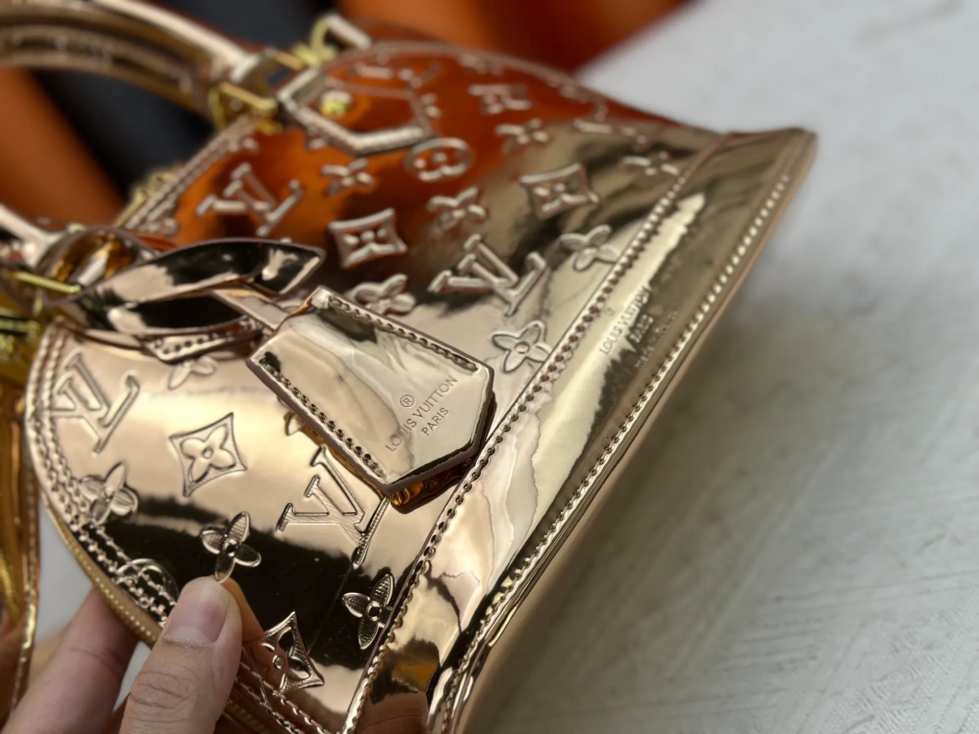 200 M11835 M53151 M53152 The Alma medium handbag of the LVSki series draws inspiration from the Louis Vuitton archive hard box, rendering the Monogram embossed coated canvas with a new Monogram Miroir effect, highlighting the concept of retro futurism. Spacious interior patch pockets ensure organized storage. Size: 23.5x17.5x11.5cm