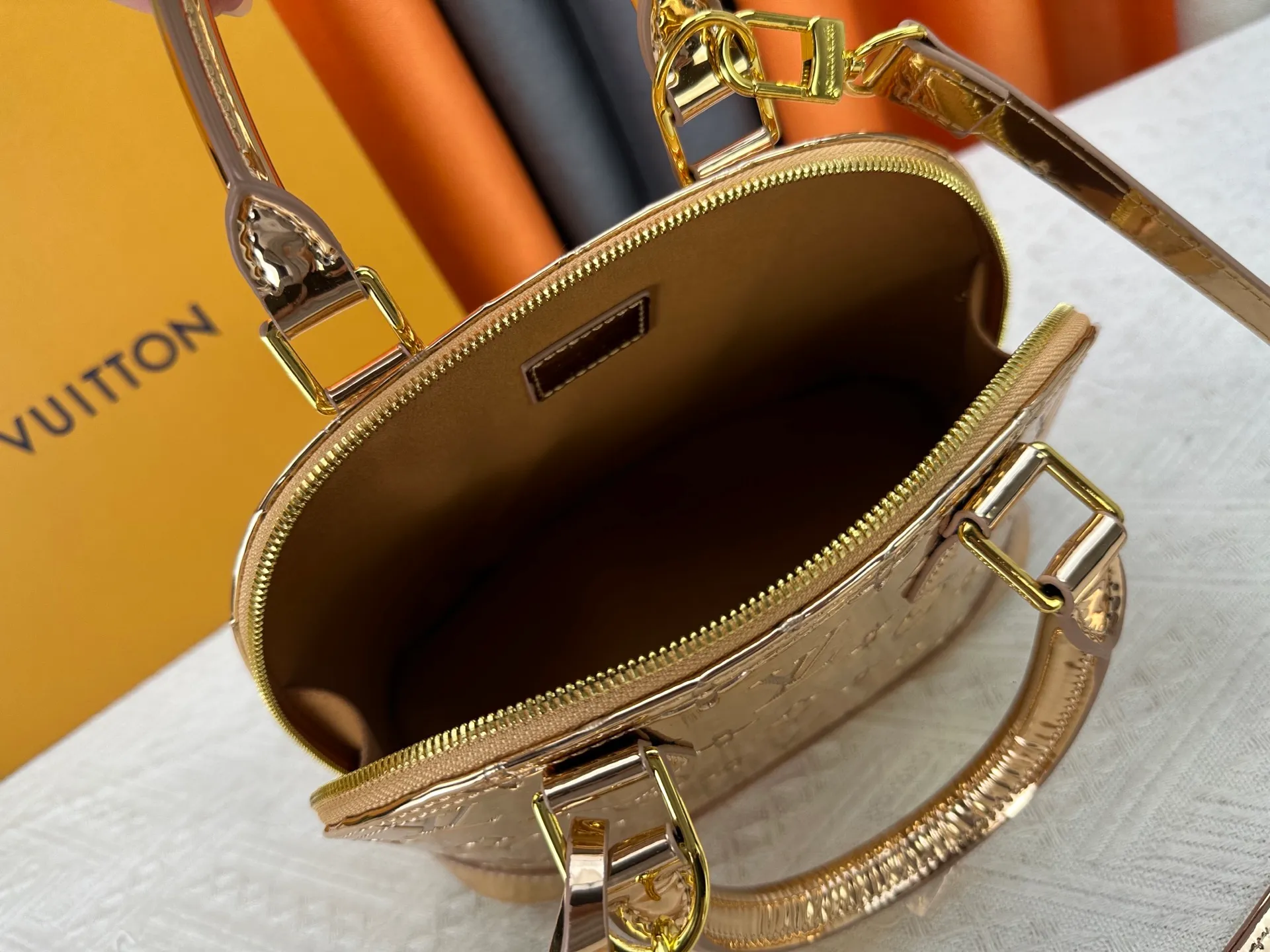 200 M11835 M53151 M53152 The Alma medium handbag of the LVSki series draws inspiration from the Louis Vuitton archive hard box, rendering the Monogram embossed coated canvas with a new Monogram Miroir effect, highlighting the concept of retro futurism. Spacious interior patch pockets ensure organized storage. Size: 23.5x17.5x11.5cm