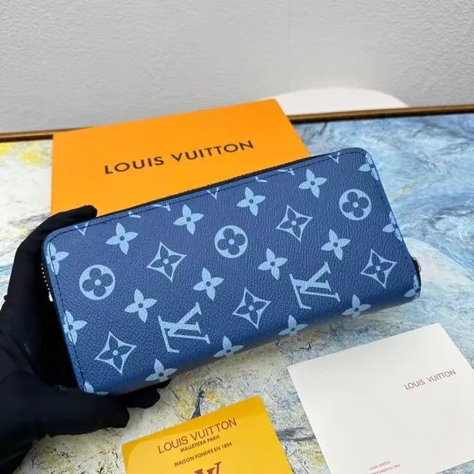 P140 This zipper wallet M82796 is spliced ​​with 63895 new Monogram canvas and the iconic Monogram pattern lining. The vertical Louis Vuitton logo is embellished on it, and the card slot and banknote compartment provide ample space.