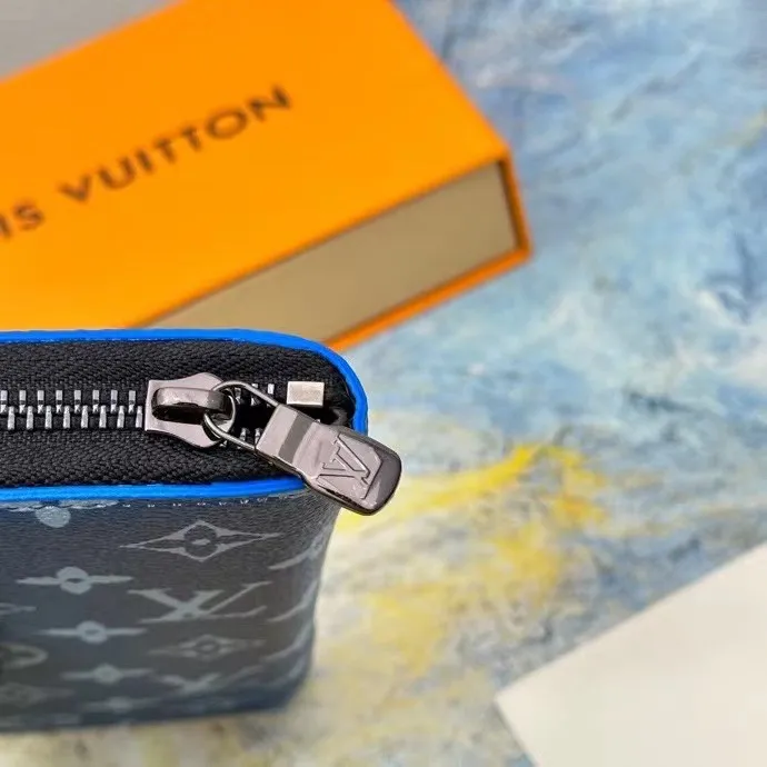 P140 This zipper wallet M82796 is spliced ​​with 63895 new Monogram canvas and the iconic Monogram pattern lining. The vertical Louis Vuitton logo is embellished on it, and the card slot and banknote compartment provide ample space.