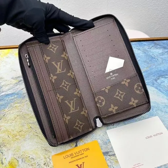 P140 This zipper wallet M82796 is spliced ​​with 63895 new Monogram canvas and the iconic Monogram pattern lining. The vertical Louis Vuitton logo is embellished on it, and the card slot and banknote compartment provide ample space.