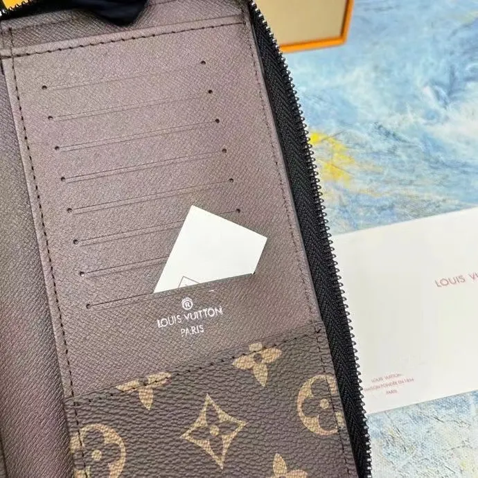 P140 This zipper wallet M82796 is spliced ​​with 63895 new Monogram canvas and the iconic Monogram pattern lining. The vertical Louis Vuitton logo is embellished on it, and the card slot and banknote compartment provide ample space.