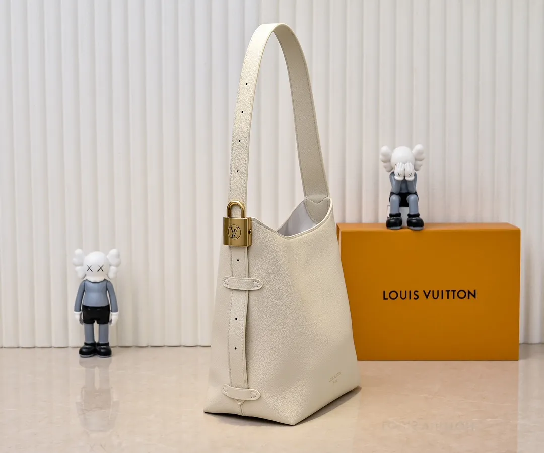 💰Large 150. Small 280💰Upgraded original (imitation original) M24988 M24974 M24856 M25022 M25352 M25353 M25354 This Low Key Hobo handbag is made of smooth cow leather with suede cow leather lining. It can accommodate short wallets, large smartphones, keys and other small items. The shoulder strap is adjustable with a padlock buckle, and a removable Monogram canvas zippered interior pocket keeps it organized. Dimensions: Large 31.0 x 35.0 x 18.0 cm (L x H x W), Small 24.0 x 28.0 x 16.0 cm (L x H x W)