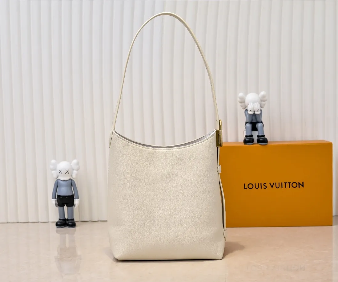 💰Large 150. Small 280💰Upgraded original (imitation original) M24988 M24974 M24856 M25022 M25352 M25353 M25354 This Low Key Hobo handbag is made of smooth cow leather with suede cow leather lining. It can accommodate short wallets, large smartphones, keys and other small items. The shoulder strap is adjustable with a padlock buckle, and a removable Monogram canvas zippered interior pocket keeps it organized. Dimensions: Large 31.0 x 35.0 x 18.0 cm (L x H x W), Small 24.0 x 28.0 x 16.0 cm (L x H x W)