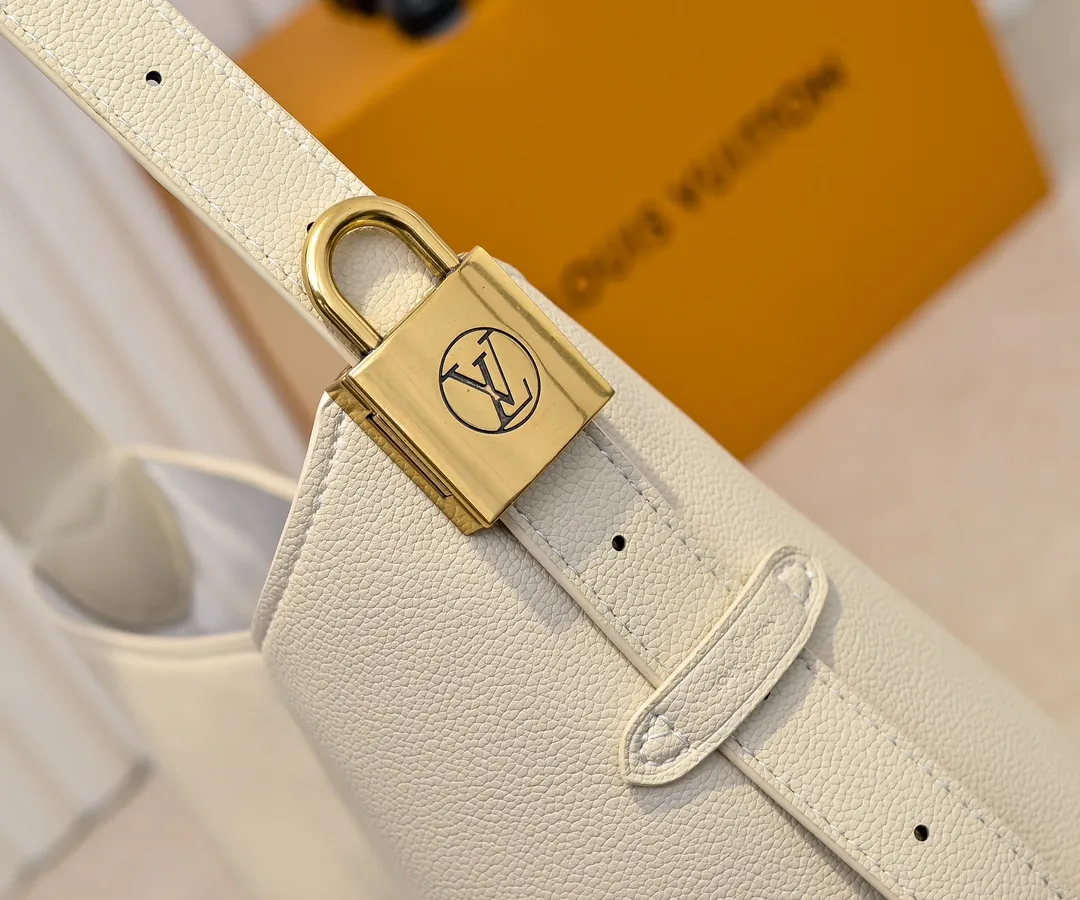 💰Large 150. Small 280💰Upgraded original (imitation original) M24988 M24974 M24856 M25022 M25352 M25353 M25354 This Low Key Hobo handbag is made of smooth cow leather with suede cow leather lining. It can accommodate short wallets, large smartphones, keys and other small items. The shoulder strap is adjustable with a padlock buckle, and a removable Monogram canvas zippered interior pocket keeps it organized. Dimensions: Large 31.0 x 35.0 x 18.0 cm (L x H x W), Small 24.0 x 28.0 x 16.0 cm (L x H x W)