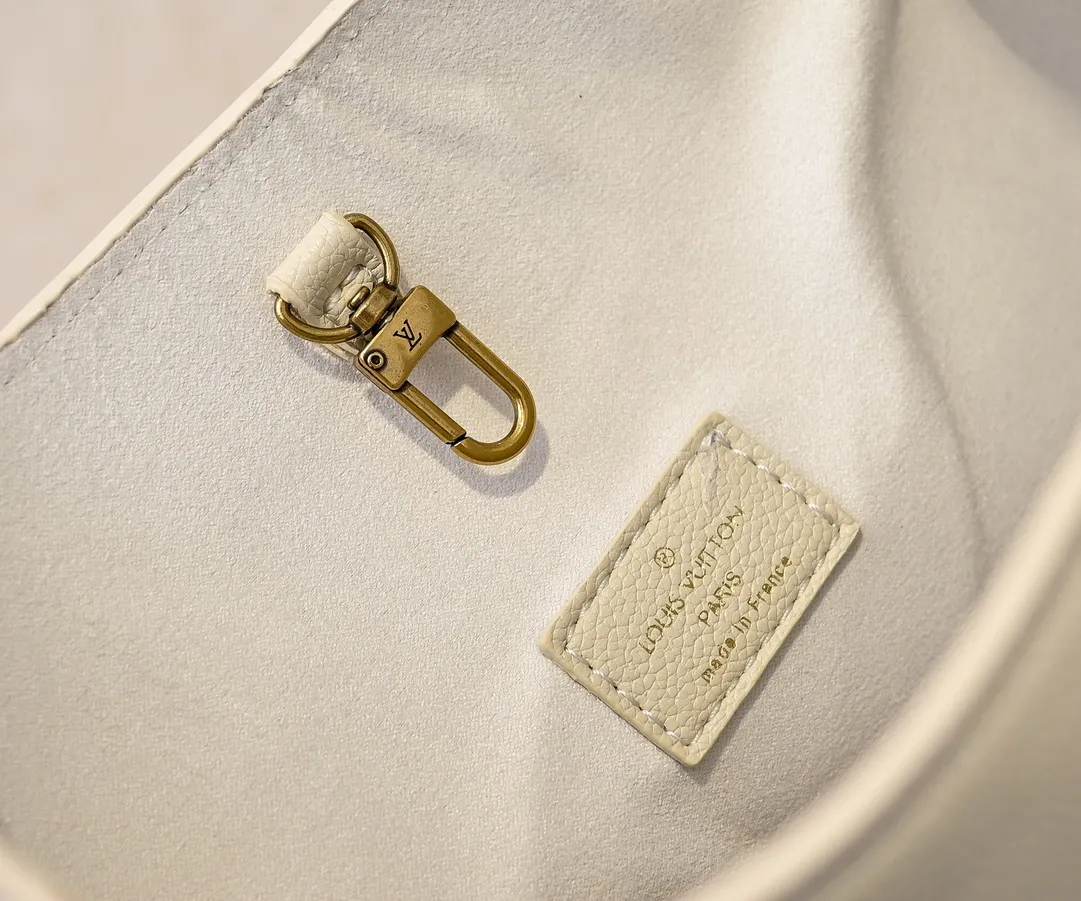 💰Large 150. Small 280💰Upgraded original (imitation original) M24988 M24974 M24856 M25022 M25352 M25353 M25354 This Low Key Hobo handbag is made of smooth cow leather with suede cow leather lining. It can accommodate short wallets, large smartphones, keys and other small items. The shoulder strap is adjustable with a padlock buckle, and a removable Monogram canvas zippered interior pocket keeps it organized. Dimensions: Large 31.0 x 35.0 x 18.0 cm (L x H x W), Small 24.0 x 28.0 x 16.0 cm (L x H x W)