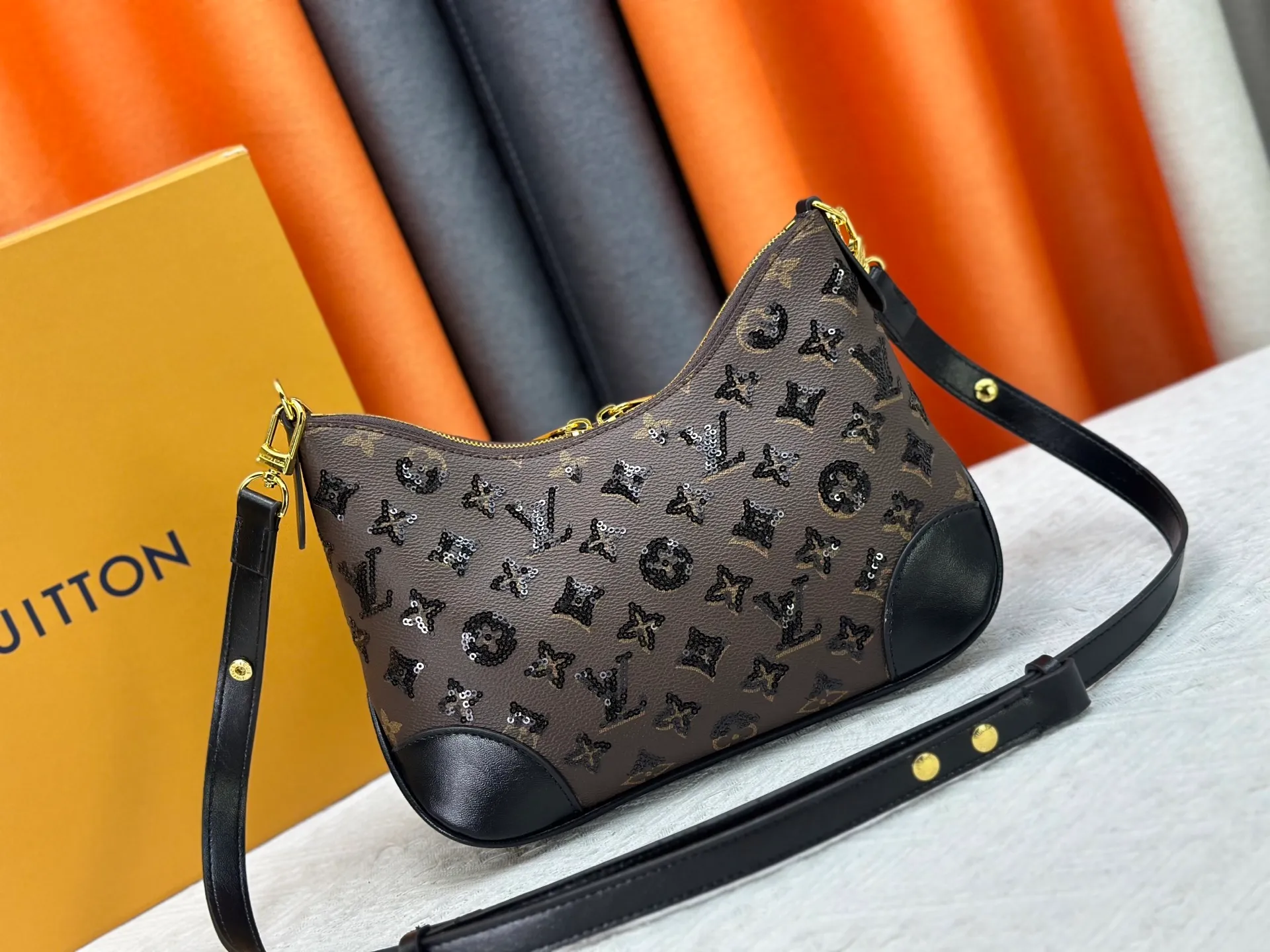 P360 Upgraded original M13224 M12930 M45832 M45831 Chain bag croissant series KOREA PRE-LAUNCH handbag This season's Boulogne bag uses Monogram Amprent leather material to reinterpret a symbolic design that can be used in multiple ways. Like existing designs made of canvas, various styles of items can be produced. Internal flat pocket that can store large-sized smartphones. A new version with a braided chain woven with gold hardware that creates a high-class and strong atmosphere. 16 x 9.5 x 29 cm.