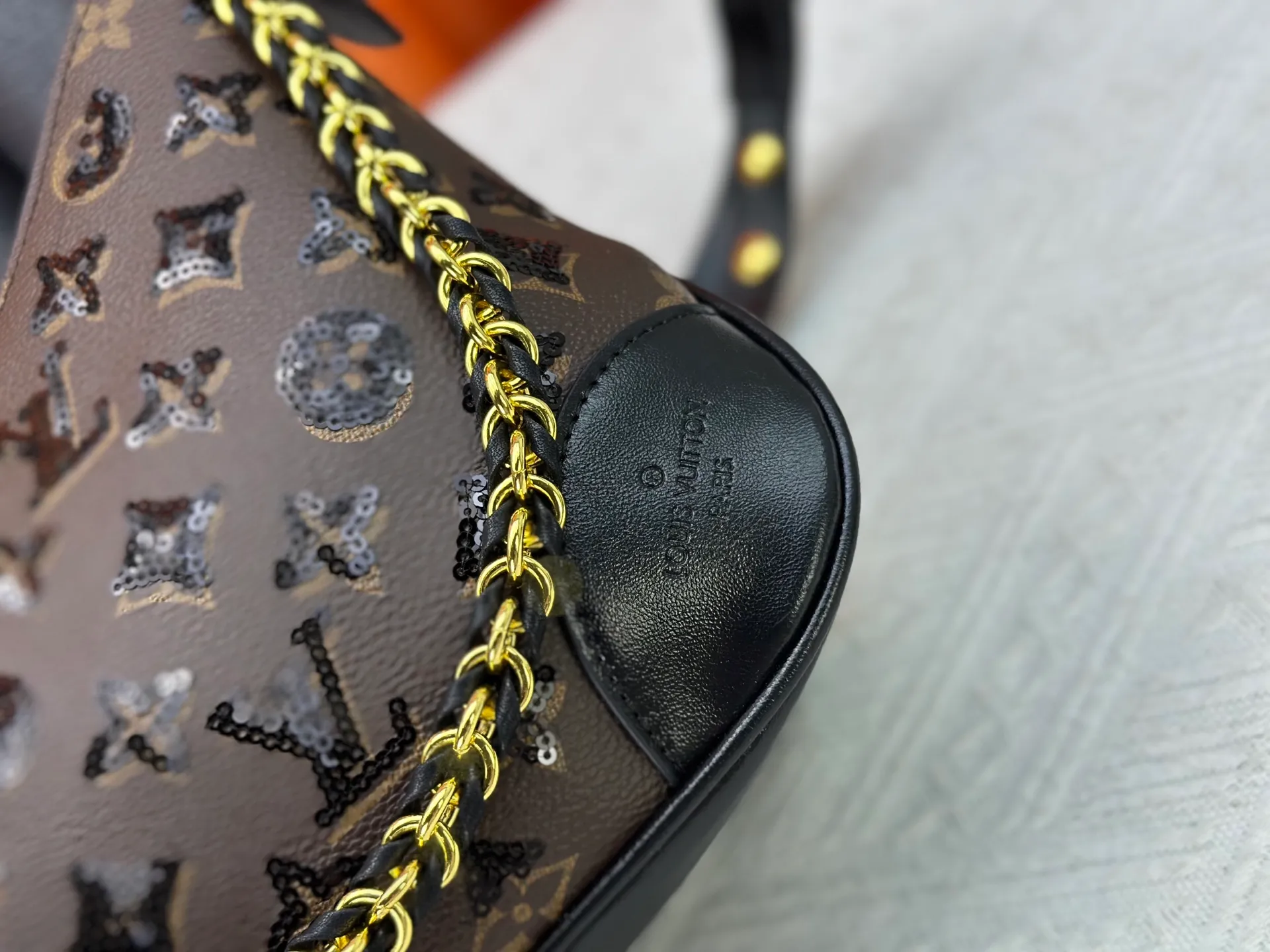 P360 Upgraded original M13224 M12930 M45832 M45831 Chain bag croissant series KOREA PRE-LAUNCH handbag This season's Boulogne bag uses Monogram Amprent leather material to reinterpret a symbolic design that can be used in multiple ways. Like existing designs made of canvas, various styles of items can be produced. Internal flat pocket that can store large-sized smartphones. A new version with a braided chain woven with gold hardware that creates a high-class and strong atmosphere. 16 x 9.5 x 29 cm.