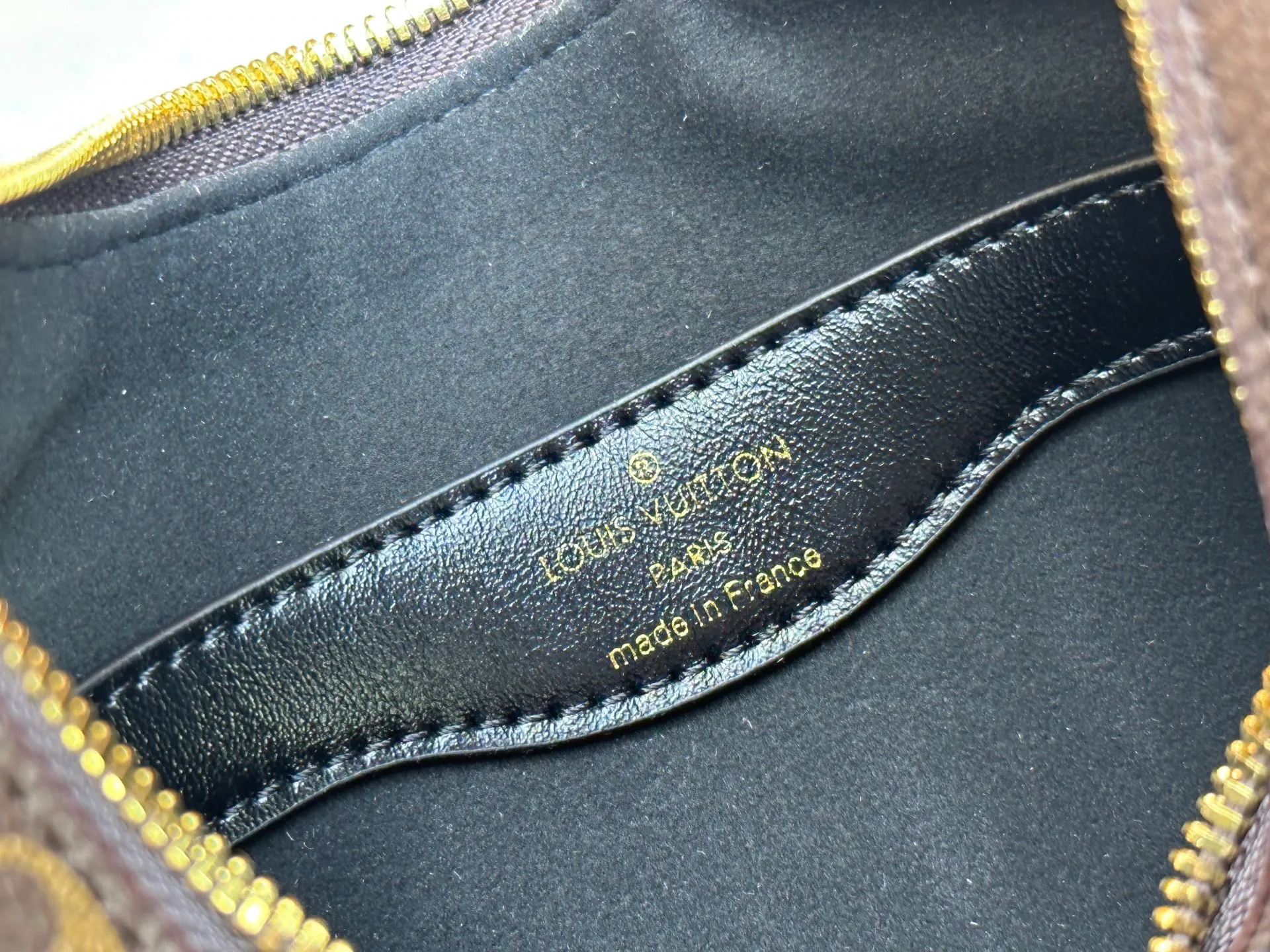 P360 Upgraded original M13224 M12930 M45832 M45831 Chain bag croissant series KOREA PRE-LAUNCH handbag This season's Boulogne bag uses Monogram Amprent leather material to reinterpret a symbolic design that can be used in multiple ways. Like existing designs made of canvas, various styles of items can be produced. Internal flat pocket that can store large-sized smartphones. A new version with a braided chain woven with gold hardware that creates a high-class and strong atmosphere. 16 x 9.5 x 29 cm.