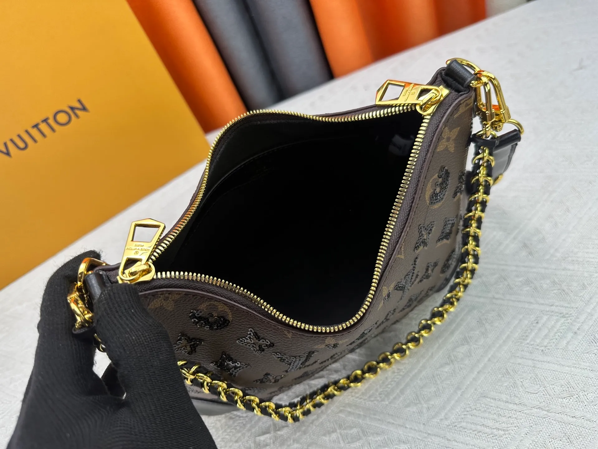 P360 Upgraded original M13224 M12930 M45832 M45831 Chain bag croissant series KOREA PRE-LAUNCH handbag This season's Boulogne bag uses Monogram Amprent leather material to reinterpret a symbolic design that can be used in multiple ways. Like existing designs made of canvas, various styles of items can be produced. Internal flat pocket that can store large-sized smartphones. A new version with a braided chain woven with gold hardware that creates a high-class and strong atmosphere. 16 x 9.5 x 29 cm.