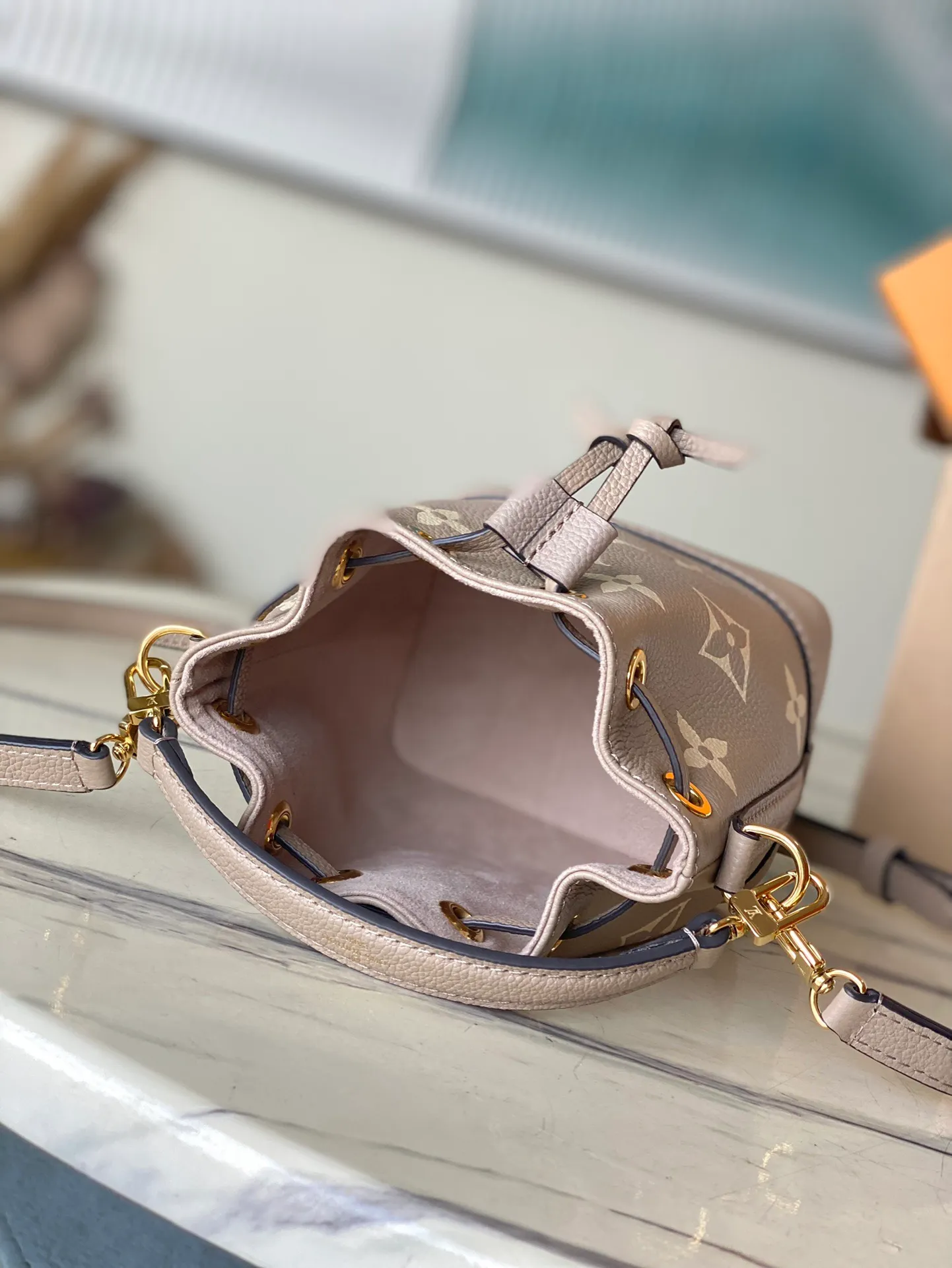 💰740 (top layer leather) top original order M46291 gray. Support counter inspection. Photos taken of duty-free goods are consistent with the product without unpacking. This product is an exclusive duty-free product in the market and is the highest-end product. Inspection is supported. This product has passed strict inspection and is flawless. Please wear gloves when touching the product. This product is not returnable or exchangeable. Please confirm the product first and then remove the label on the handle. This product is temporarily not open to the public, only regular customers, and is in short supply. Dimensions: 13 x 16 x 10 cm