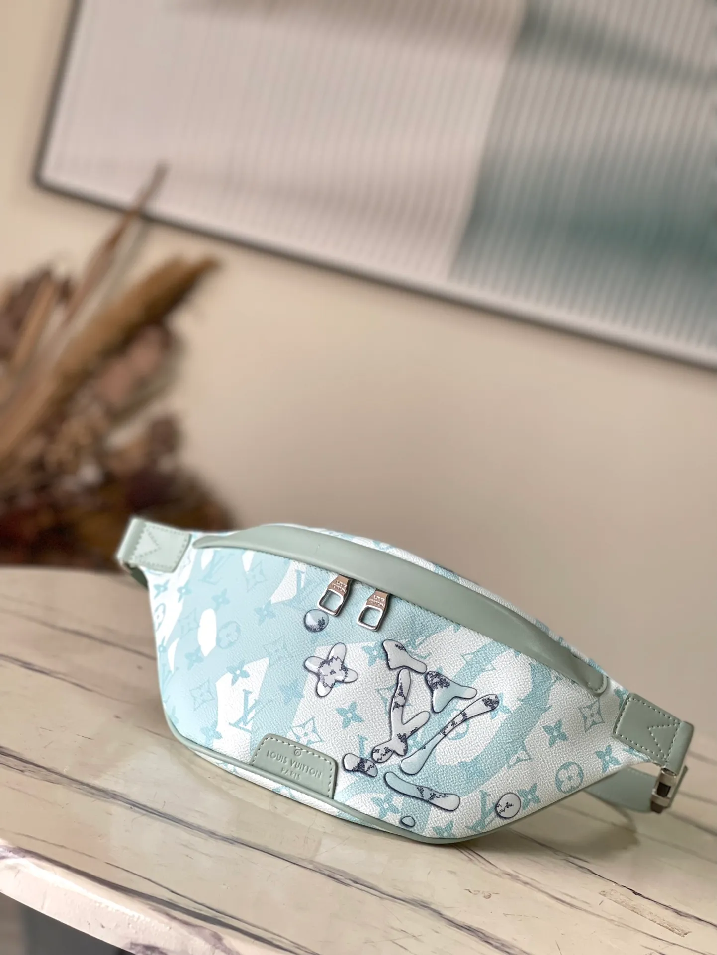 💰900 Top Original M22576 This Discovery waist bag is made of Monogram Aquagarden canvas, which seems to have broken out of the cold seabed. Creative inkjet technology creates a three-dimensional water drop look, giving the LV letters and Monogram flowers a surreal style. The adjustable belt also allows for hand-carrying and shoulder-carrying options. size：44x15x9cm