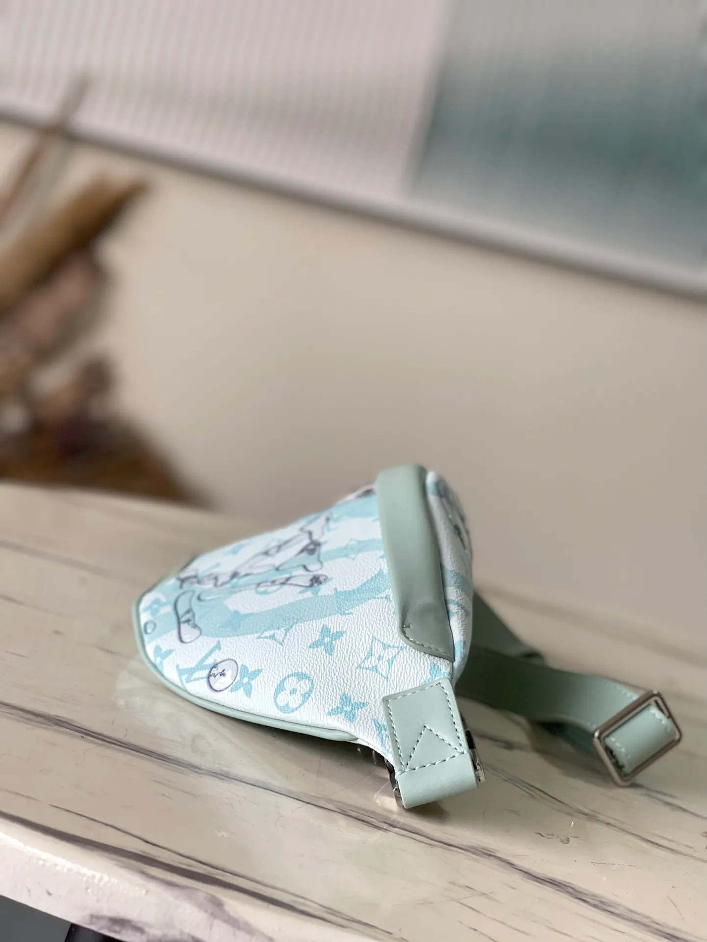 💰900 Top Original M22576 This Discovery waist bag is made of Monogram Aquagarden canvas, which seems to have broken out of the cold seabed. Creative inkjet technology creates a three-dimensional water drop look, giving the LV letters and Monogram flowers a surreal style. The adjustable belt also allows for hand-carrying and shoulder-carrying options. size：44x15x9cm