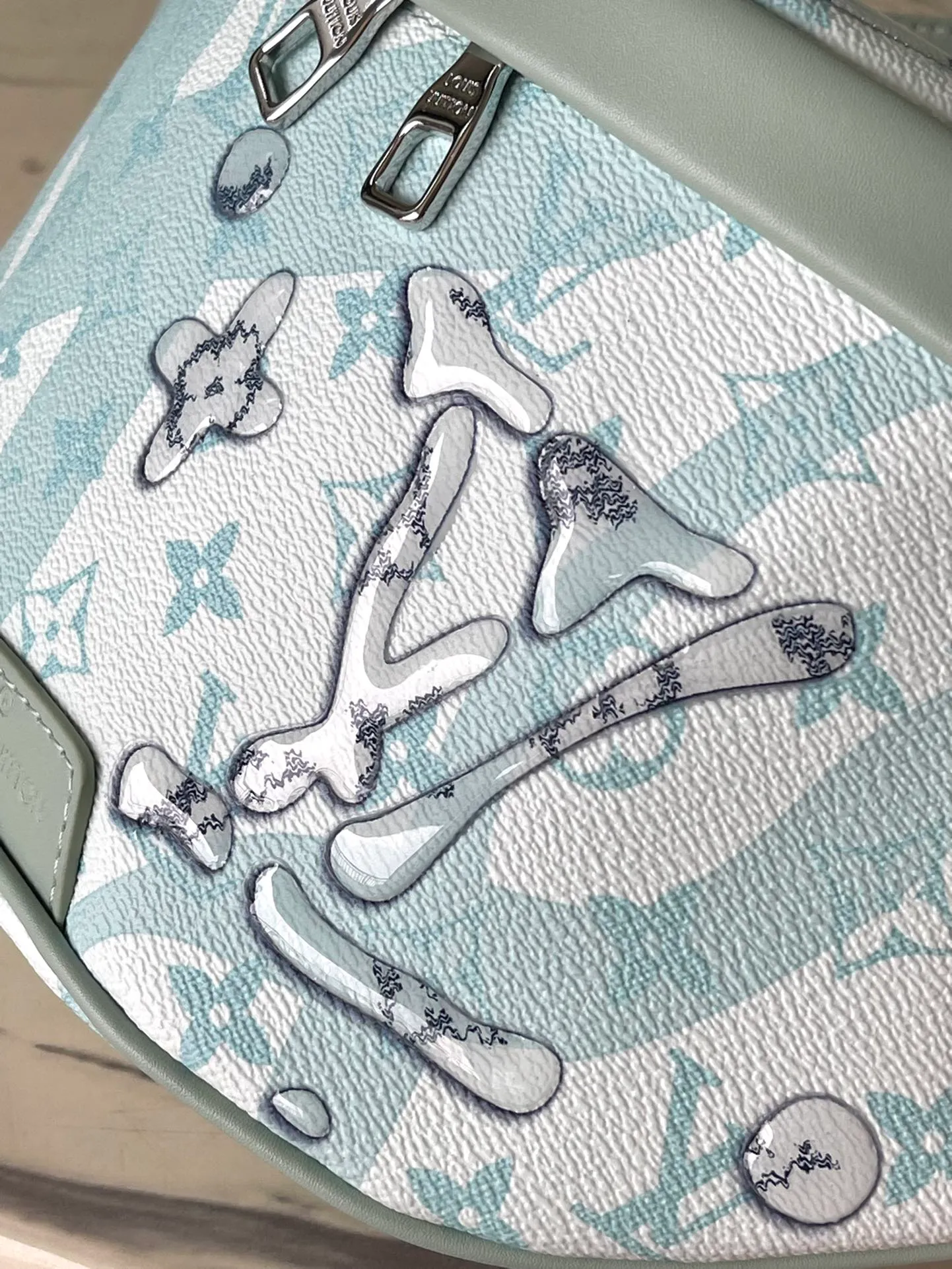 💰900 Top Original M22576 This Discovery waist bag is made of Monogram Aquagarden canvas, which seems to have broken out of the cold seabed. Creative inkjet technology creates a three-dimensional water drop look, giving the LV letters and Monogram flowers a surreal style. The adjustable belt also allows for hand-carrying and shoulder-carrying options. size：44x15x9cm