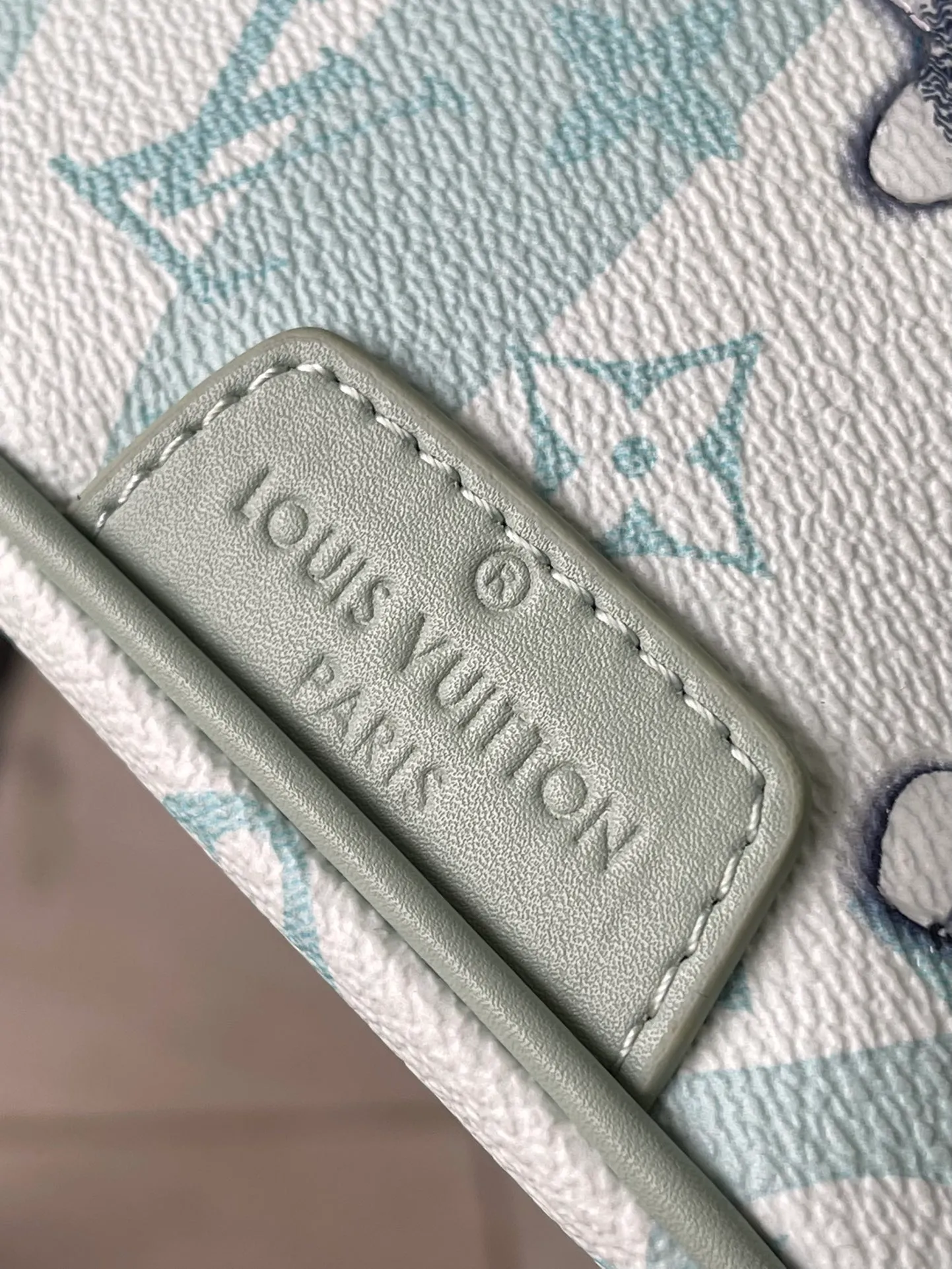 💰900 Top Original M22576 This Discovery waist bag is made of Monogram Aquagarden canvas, which seems to have broken out of the cold seabed. Creative inkjet technology creates a three-dimensional water drop look, giving the LV letters and Monogram flowers a surreal style. The adjustable belt also allows for hand-carrying and shoulder-carrying options. size：44x15x9cm