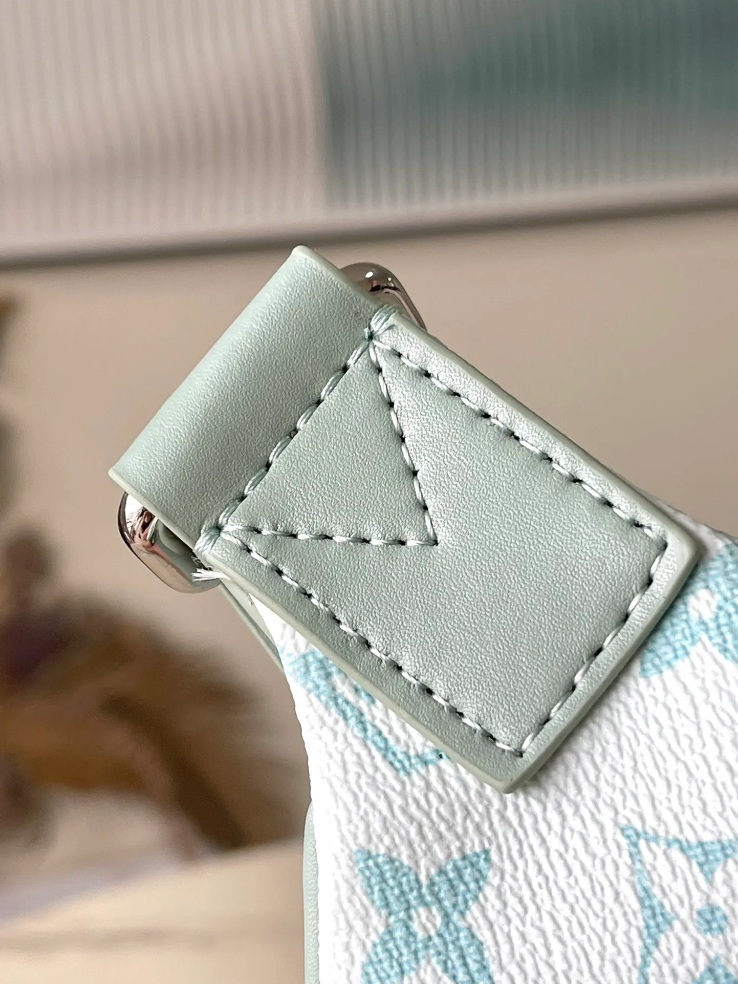 💰900 Top Original M22576 This Discovery waist bag is made of Monogram Aquagarden canvas, which seems to have broken out of the cold seabed. Creative inkjet technology creates a three-dimensional water drop look, giving the LV letters and Monogram flowers a surreal style. The adjustable belt also allows for hand-carrying and shoulder-carrying options. size：44x15x9cm