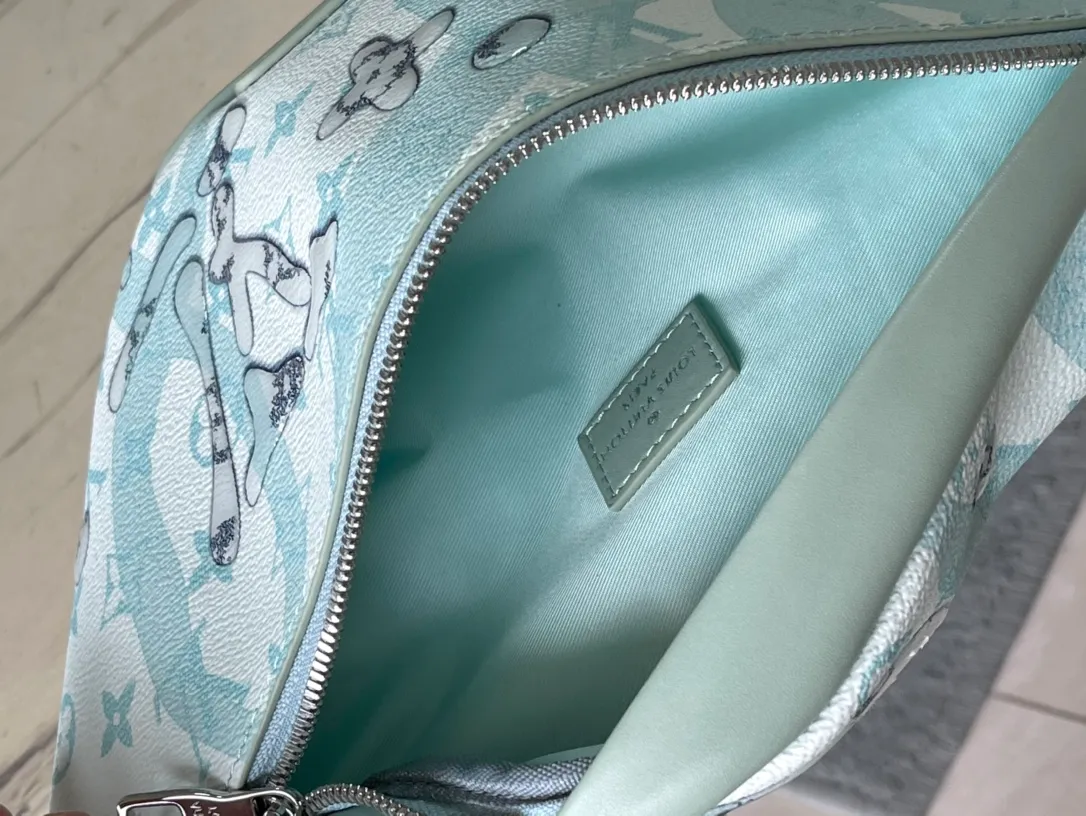💰900 Top Original M22576 This Discovery waist bag is made of Monogram Aquagarden canvas, which seems to have broken out of the cold seabed. Creative inkjet technology creates a three-dimensional water drop look, giving the LV letters and Monogram flowers a surreal style. The adjustable belt also allows for hand-carrying and shoulder-carrying options. size：44x15x9cm