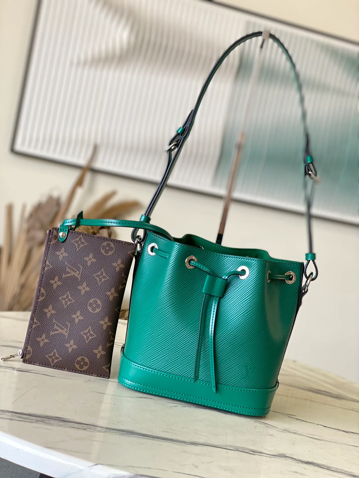 💰1560 (top layer leather) top original order M12603 green small size This Noé BB bucket bag is made of soft Epi leather, combined with smooth cowhide trim and unique embossed pattern. The iconic shape is equipped with a drawstring design to store items securely, and it also comes with a detachable Monogram storage bag. The bag body is equipped with a leather shoulder strap, which can be adjusted to be carried on the shoulder or cross-body. Dimensions: 20 x 20 x 15 cm (length x height x width)